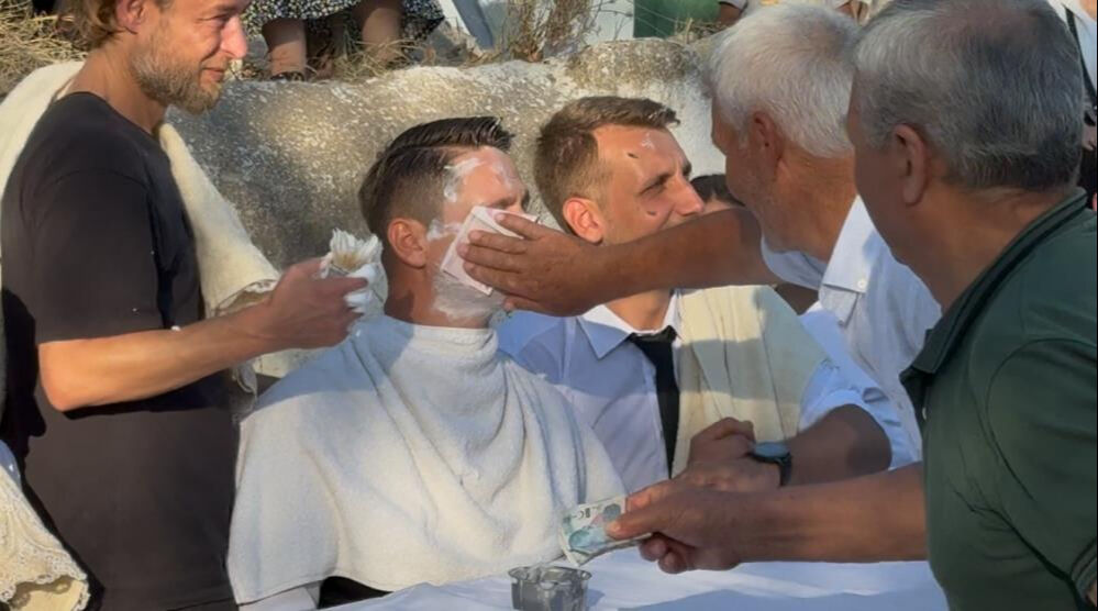 100 yıllık gelenek! Gelinden damada herkesin içinde tokat - 1. Resim