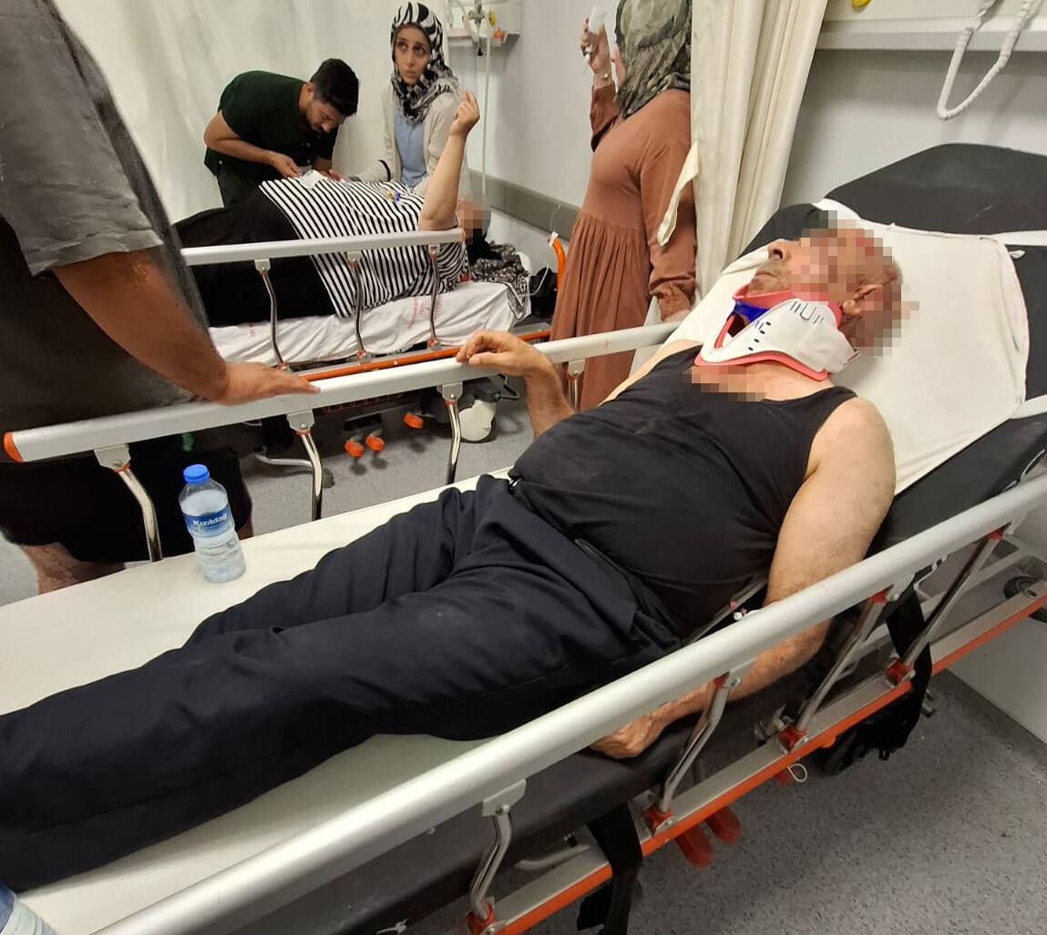 Anne babasını dövdü, aracı uçuruma sürükledi! Polis peşine düşünce sürücüyü rehin aldı - 1. Resim