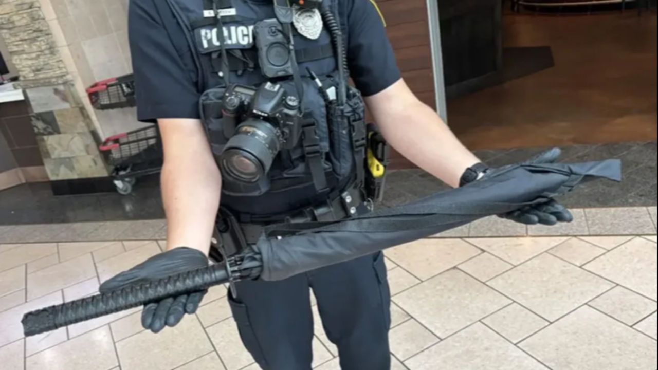 AVM'de 'şemsiye' paniği! Kapılar kapatıldı, polis harekete geçti: Gerçek bambaşka çıktı AVM'de 'şemsiye' paniği! Kapılar kapatıldı, polis harekete geçti: Gerçek bambaşka çıktı
