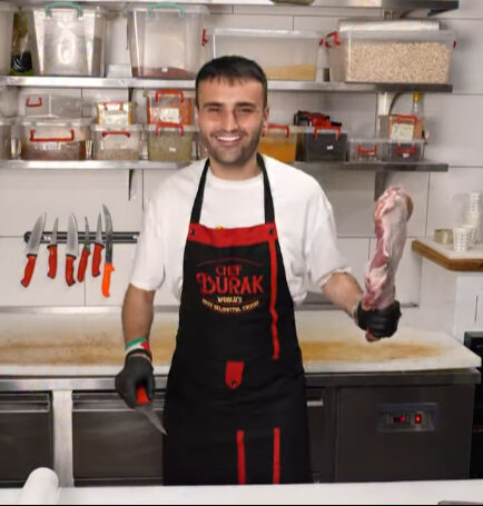 Aylık geliri çok konuşulmuştu! CZN Burak yeni arabasıyla gündem oldu: Fiyatı dudak uçuklattı - 1. Resim