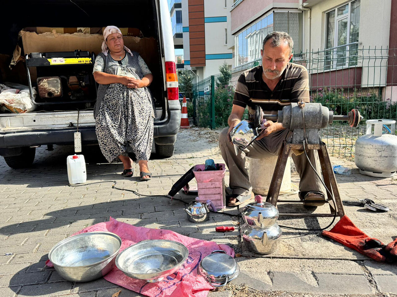 Bu iş yaparak 6 ayda 70 ili gezdiler! Unutulan mesleği seyyar minibüsle yaşatıyor - 1. Resim