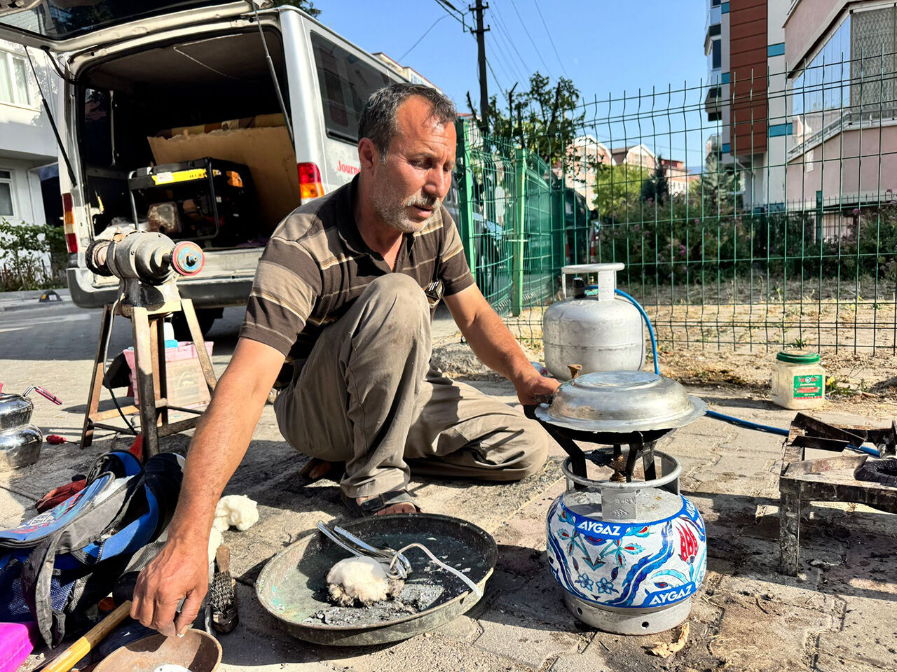 Bu iş yaparak 6 ayda 70 ili gezdiler! Unutulan mesleği seyyar minibüsle yaşatıyor - 2. Resim