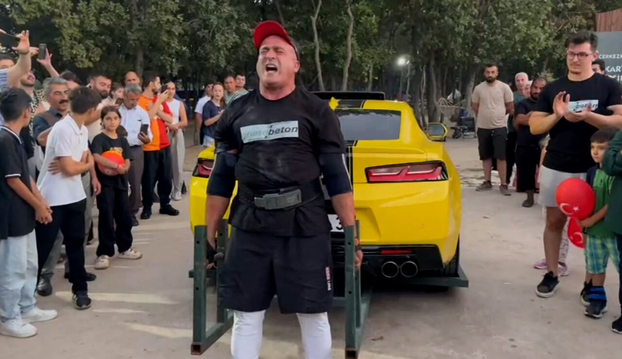 Bu sporu Türkiye'ye yaymak istiyorlar! 160 kiloyla ısındılar, 1 ton 700 kilogramlık aracı kaldırdılar - 4. Resim