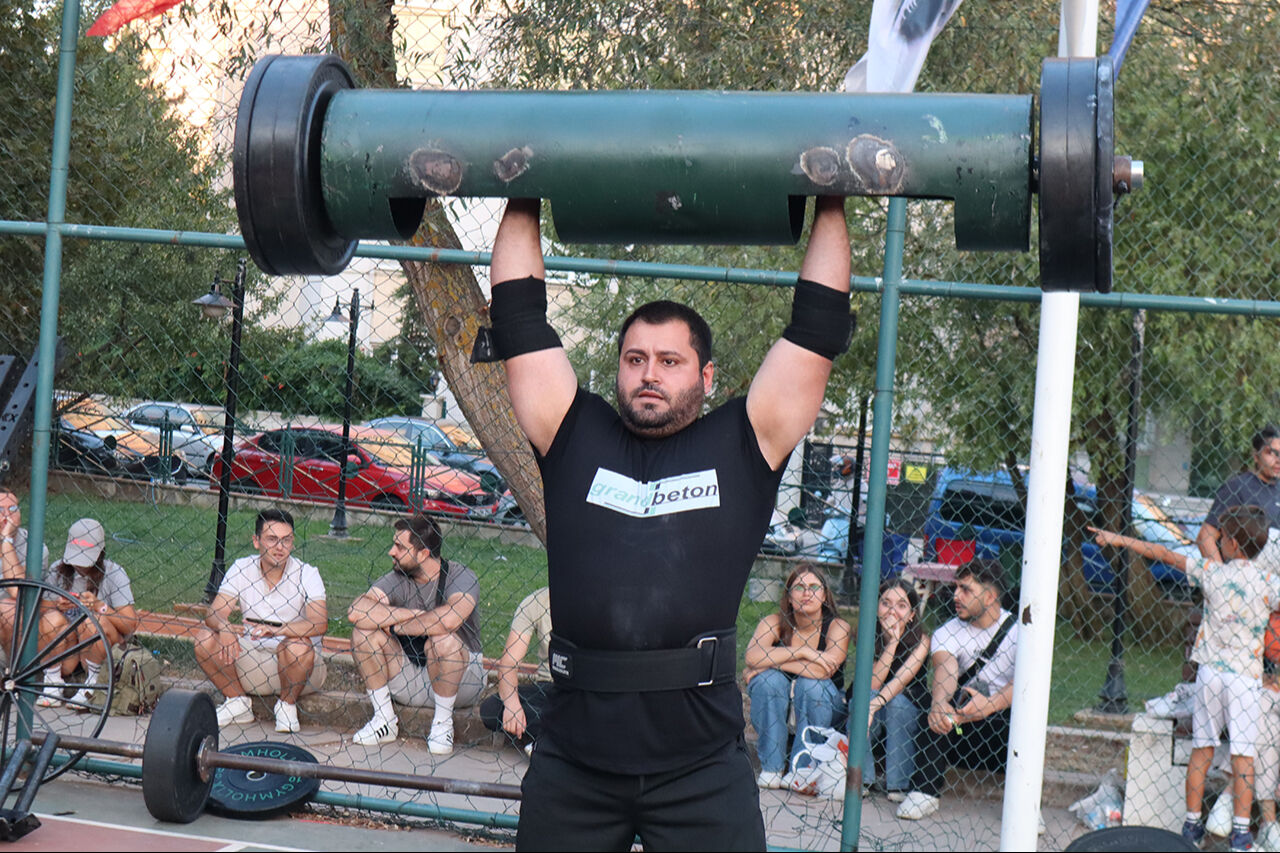 Bu sporu Türkiye'ye yaymak istiyorlar! 160 kiloyla ısındılar, 1 ton 700 kilogramlık aracı kaldırdılar - 2. Resim