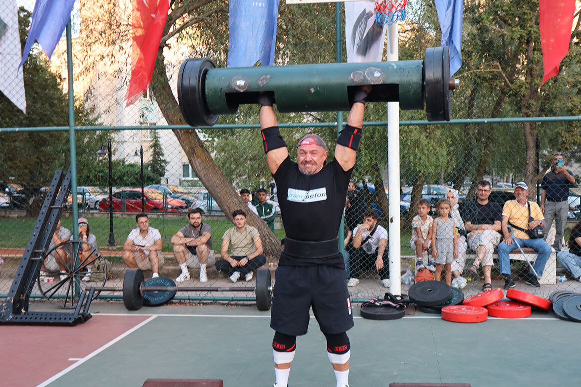 Bu sporu Türkiye'ye yaymak istiyorlar! 160 kiloyla ısındılar, 1 ton 700 kilogramlık aracı kaldırdılar - 1. Resim