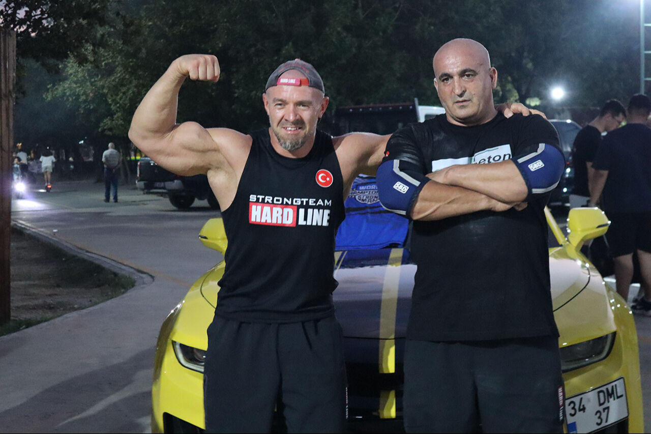 Bu sporu Türkiye'ye yaymak istiyorlar! 160 kiloyla ısındılar, 1 ton 700 kilogramlık aracı kaldırdılar - 5. Resim