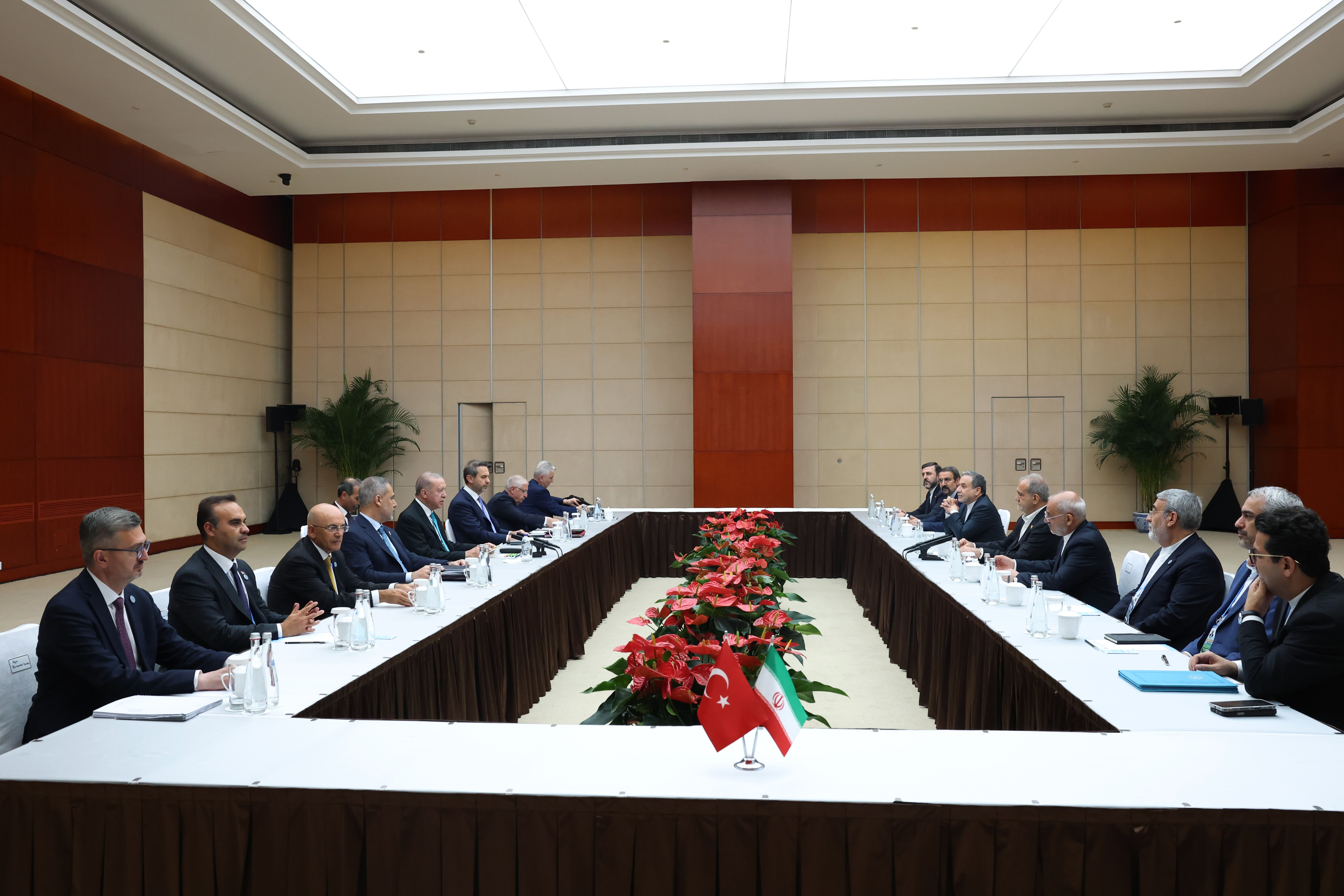 Dünyanın gözü Çin'deki kritik zirvede! Cumhurbaşkanı Erdoğan, Mesud Pezeşkiyan ve Şahbaz Şerif ile bir araya geldi - 1. Resim