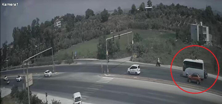 Duran araçlara çarpmamak için kendi canını hiçe saydı! Otomobilini şarampole sürdü - 1. Resim