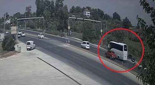 Duran araçlara çarpmamak için kendi canını hiçe saydı! Otomobilini şarampole sürdü - 2. Resim