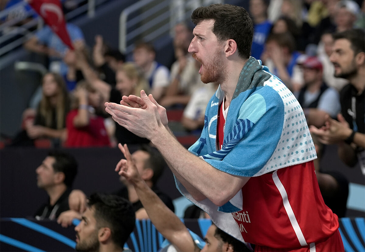 Eurobasket 2025'te 4'te 4 geldi! 12 Dev Adam farklı kazandı: Liderlik için son engel Sırbistan Eurobasket 2025'te 4'te 4 geldi! 12 Dev Adam farklı kazandı: Liderlik için son engel Sırbistan - 1. Resim