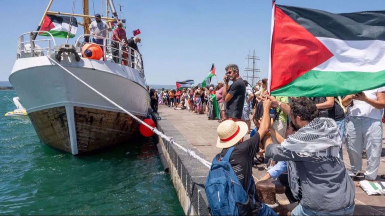 İsrail, Türk aktivistlerin de bulunduğu Küresel Sumud Filosu'nu cezaevi koşullarıyla tehdit etti! İsrail, Türk aktivistlerin de bulunduğu Küresel Sumud Filosu'nu cezaevi koşullarıyla tehdit etti!