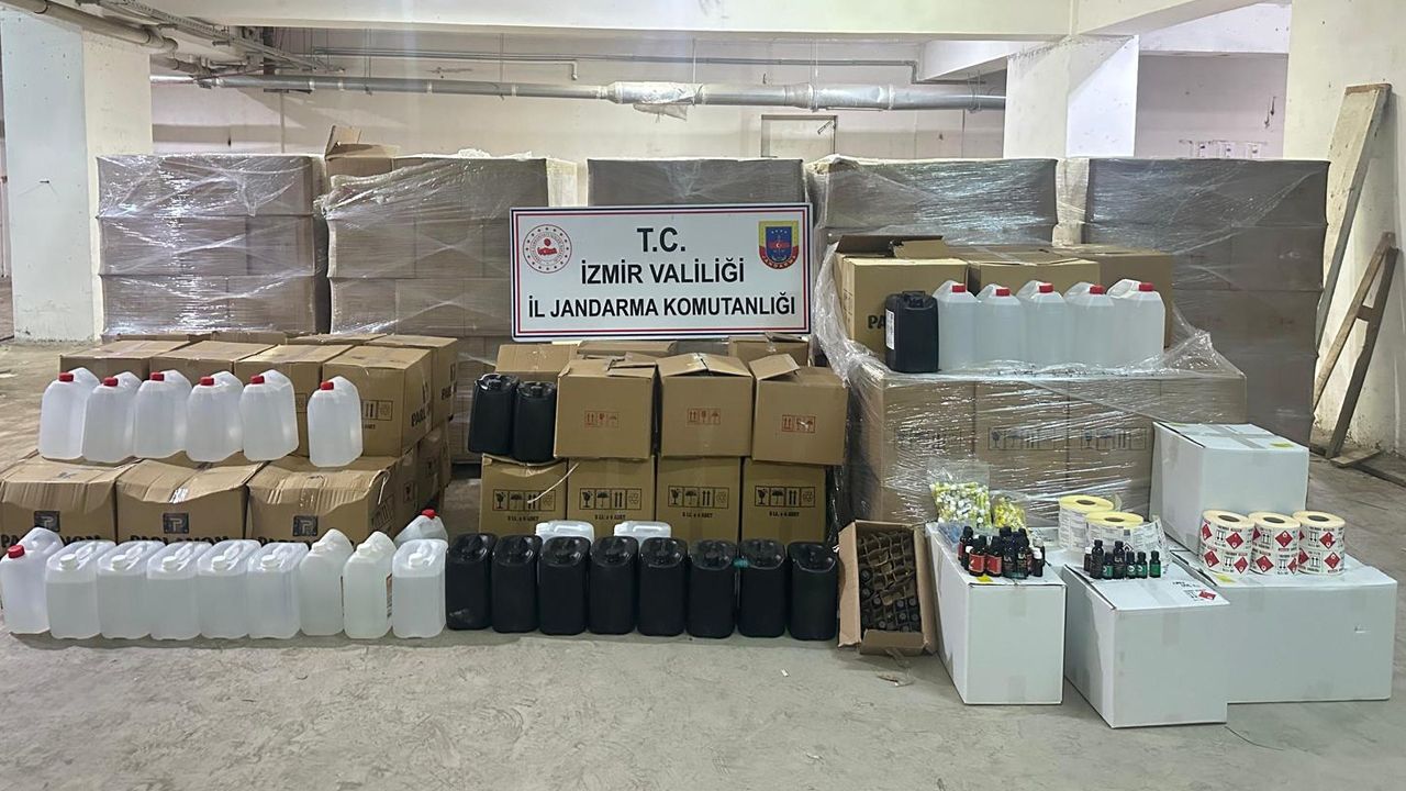 İzmir'de büyük operasyon: Tonlarca etil alkol ele geçirildi İzmir'de büyük operasyon: Tonlarca etil alkol ele geçirildi