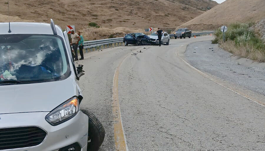Kars'ta zincirleme kaza! 3 araç birbirine girdi: Yaralılar var Kars'ta zincirleme kaza! 3 araç birbirine girdi: Yaralılar var - 1. Resim