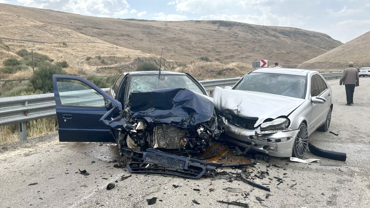 Kars'ta zincirleme kaza! 3 araç birbirine girdi: Yaralılar var Kars'ta zincirleme kaza! 3 araç birbirine girdi: Yaralılar var