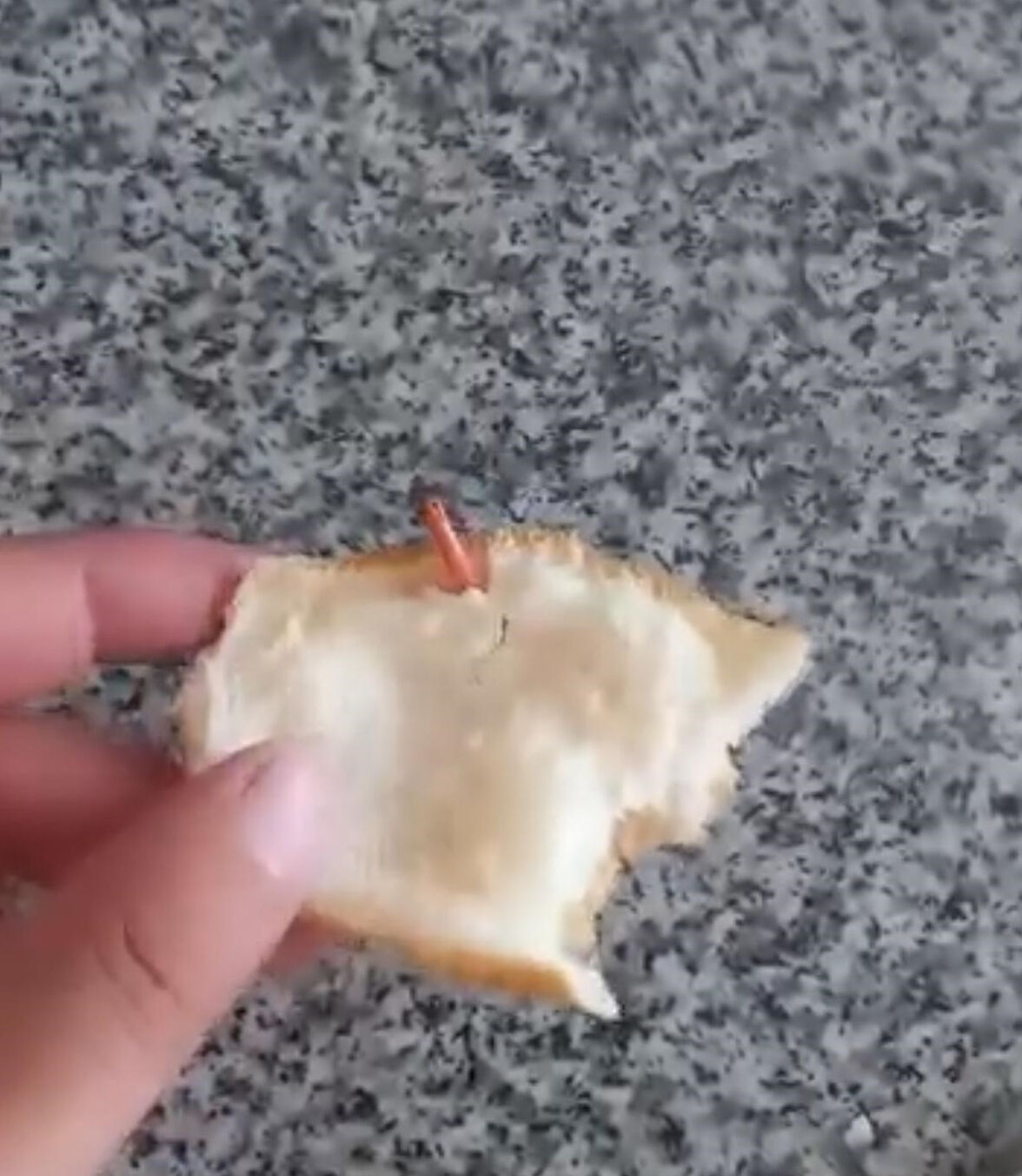 Marketten aldığı ekmekten çıkan şoke etti: Bu kadar da olmaz! - 1. Resim