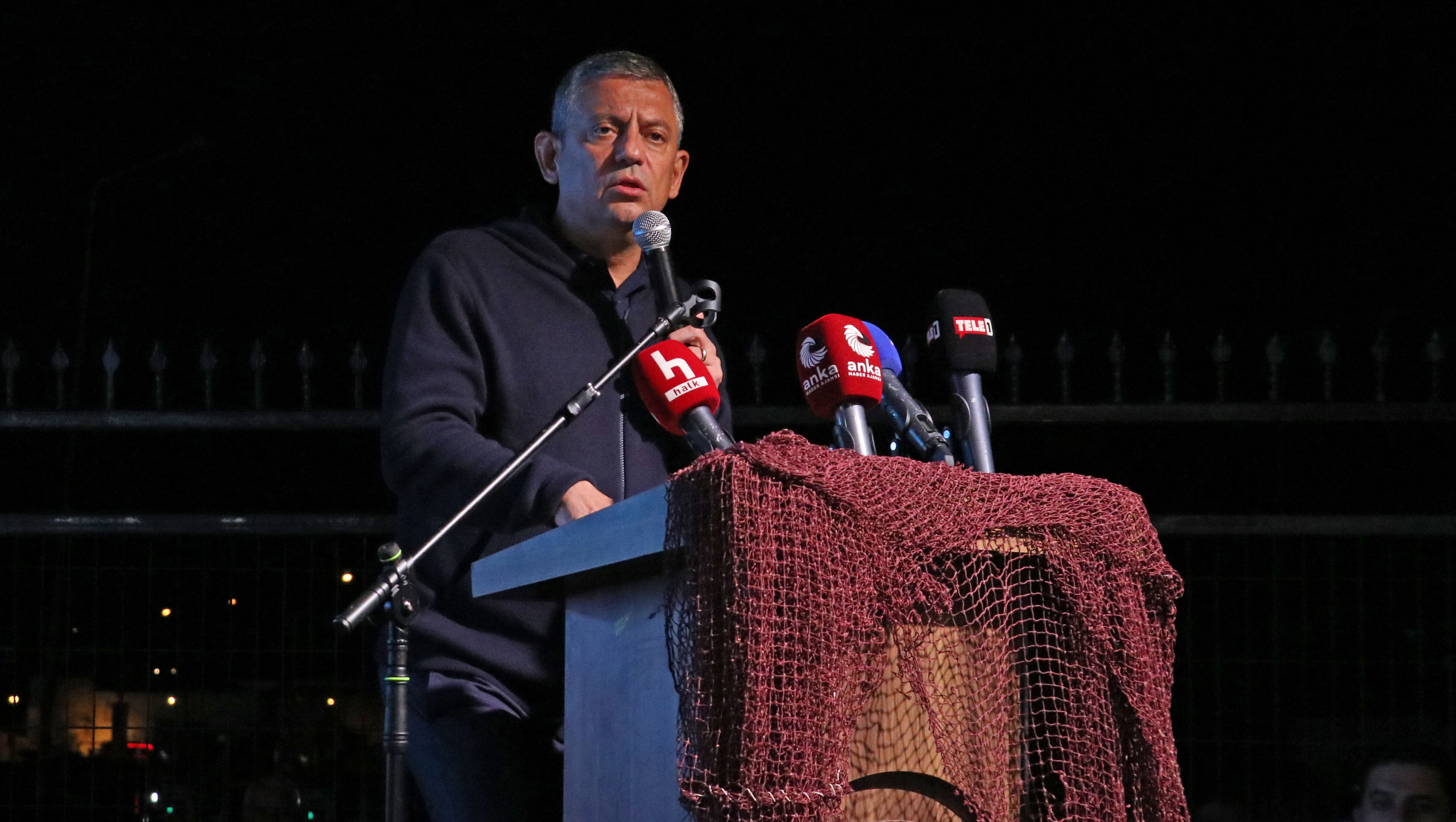 Özgür Özel'den roket testleriyle ilgili ilginç çıkış: Balıklar ürküyor - 1. Resim