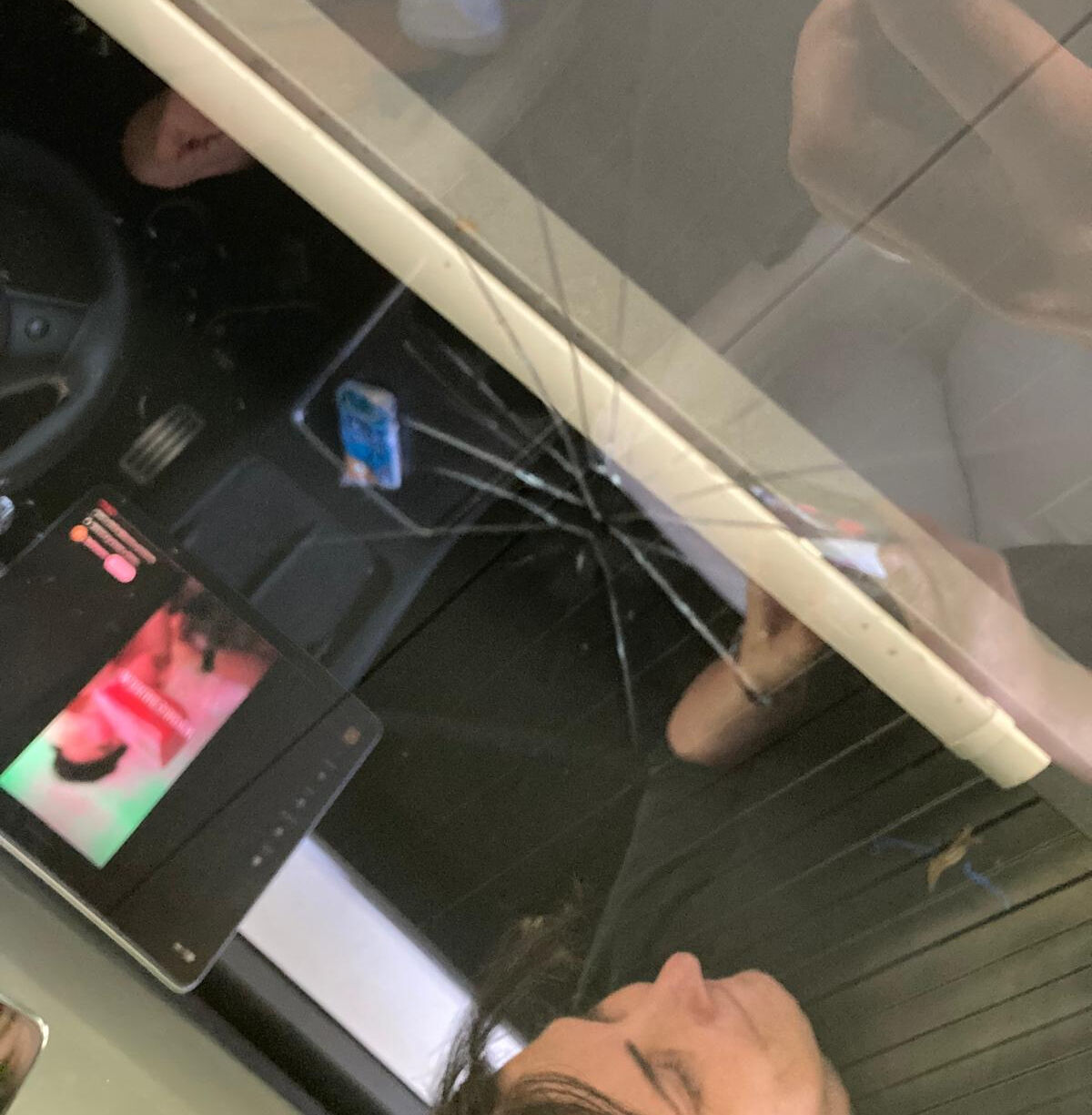 Tesla Model Y tavan camı çatladı: Dayanıklılık iddiaları sarsıldı - 1. Resim