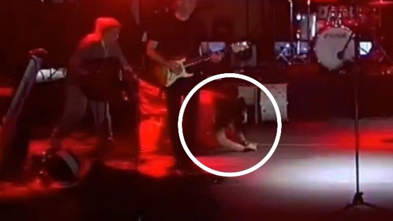 Tuğçe Kandemir'in zor anları! Sahneye çıkarken yere kapaklandı - 1. Resim