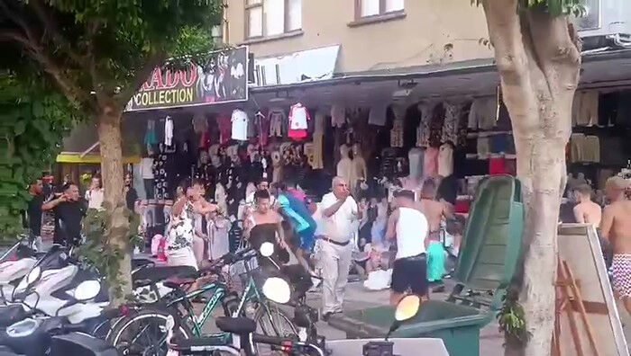 Turistlerle esnaf birbirine girdi! Sopalar ve yumruklar havada u&ccedil;uştu - 1. Resim