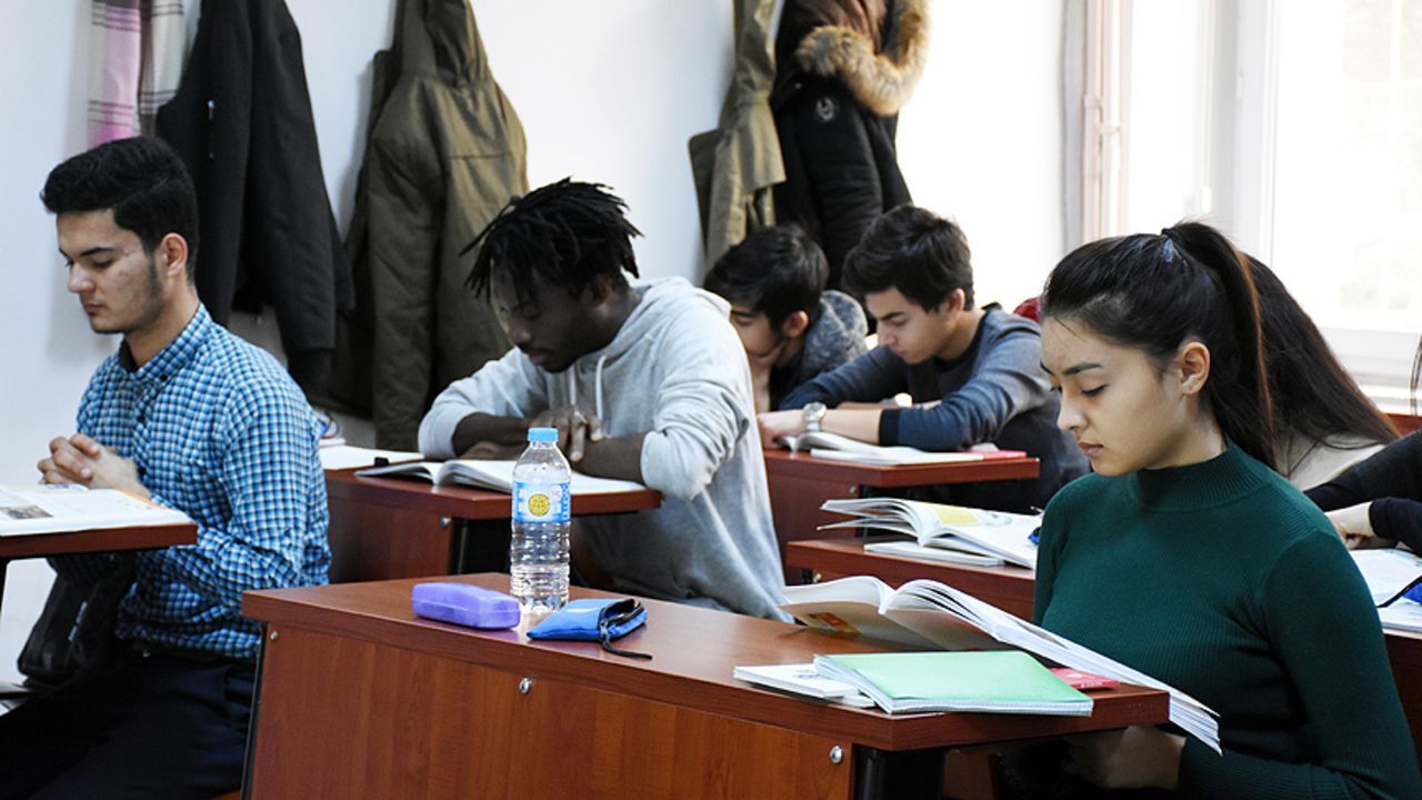 YÖK Başkanı Prof. Dr. Erol Özvar: Yabancı öğrencilerin ekonomiye katkısı yıllık 3 milyar dolar YÖK Başkanı Prof. Dr. Erol Özvar: Yabancı öğrencilerin ekonomiye katkısı yıllık 3 milyar dolar