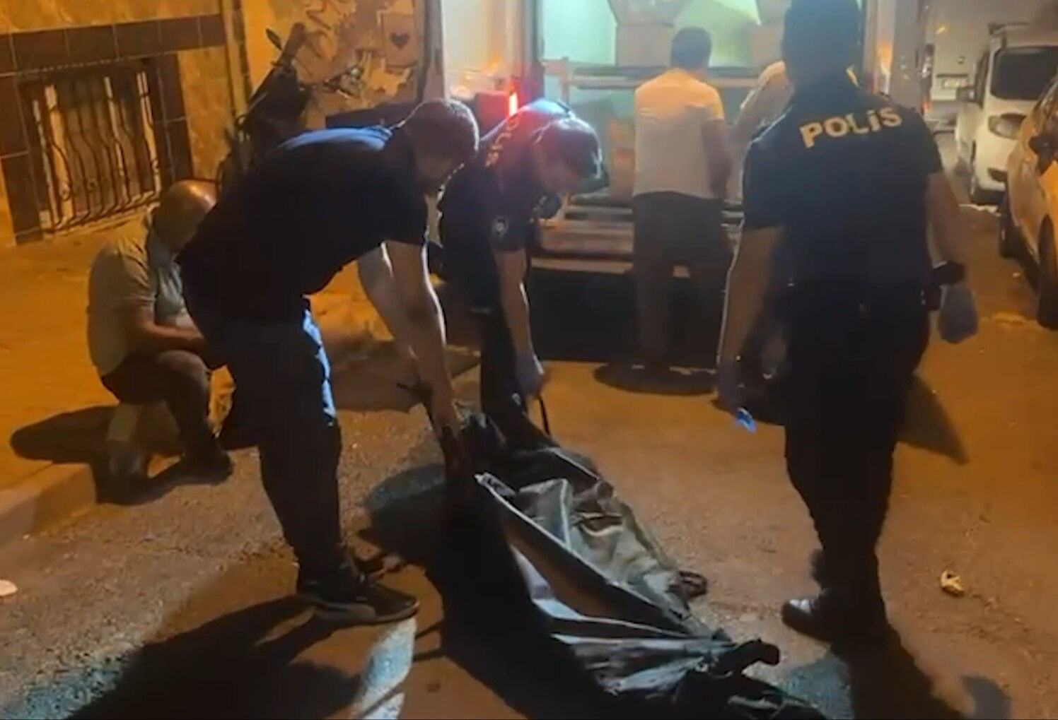 Yoldan geçenler neye uğradığını şaşırdı! Balkondaki ceset, ekipleri harekete geçirdi - 1. Resim