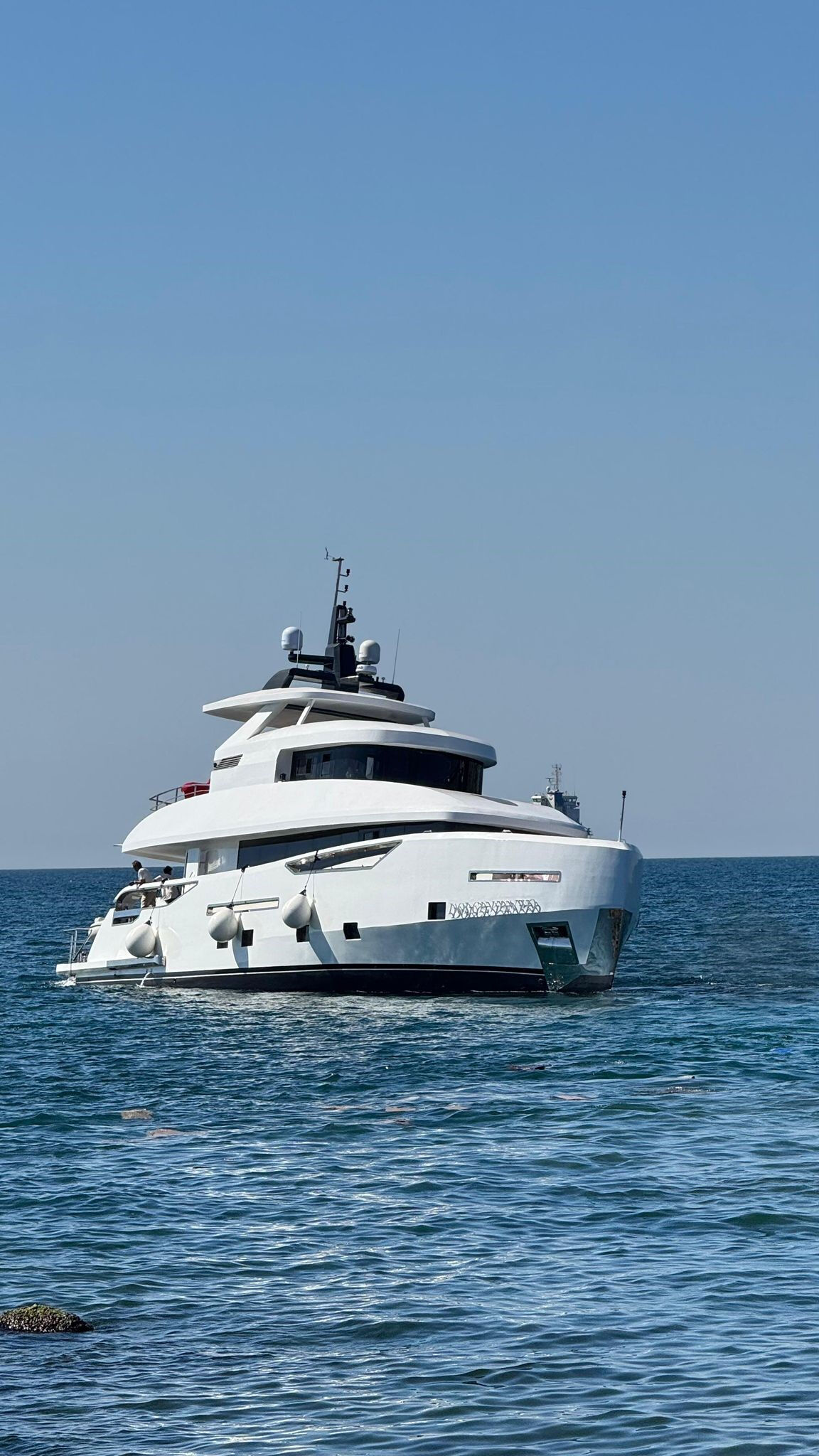 40 milyon lira bir anda suya gömüldü! Lüks yat denize indikten 15 dakika sonra battı - 1. Resim