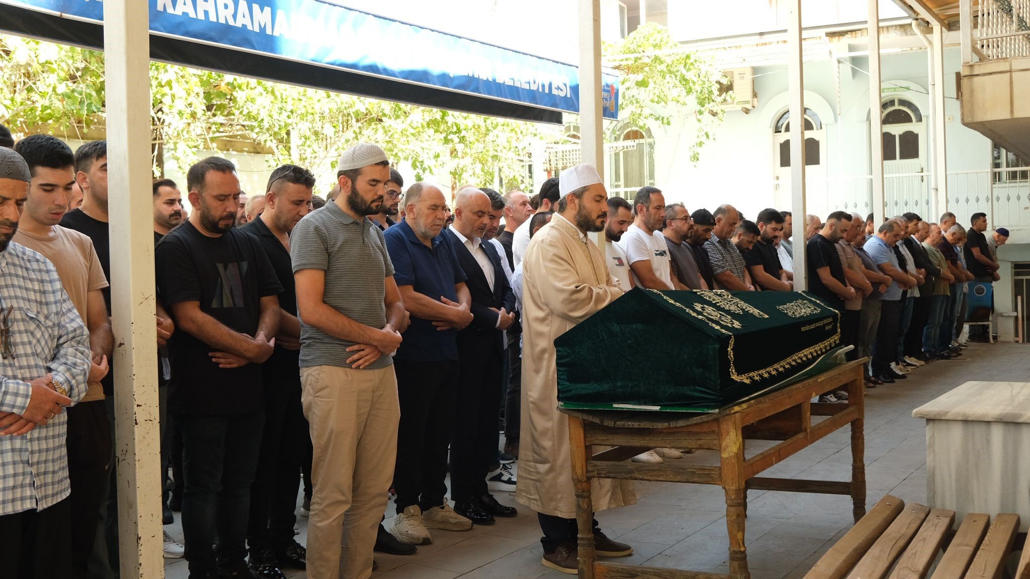 Ailesi yıkıldı! Bıçaklı saldırıya uğrayan genç toprağa verildi - 1. Resim