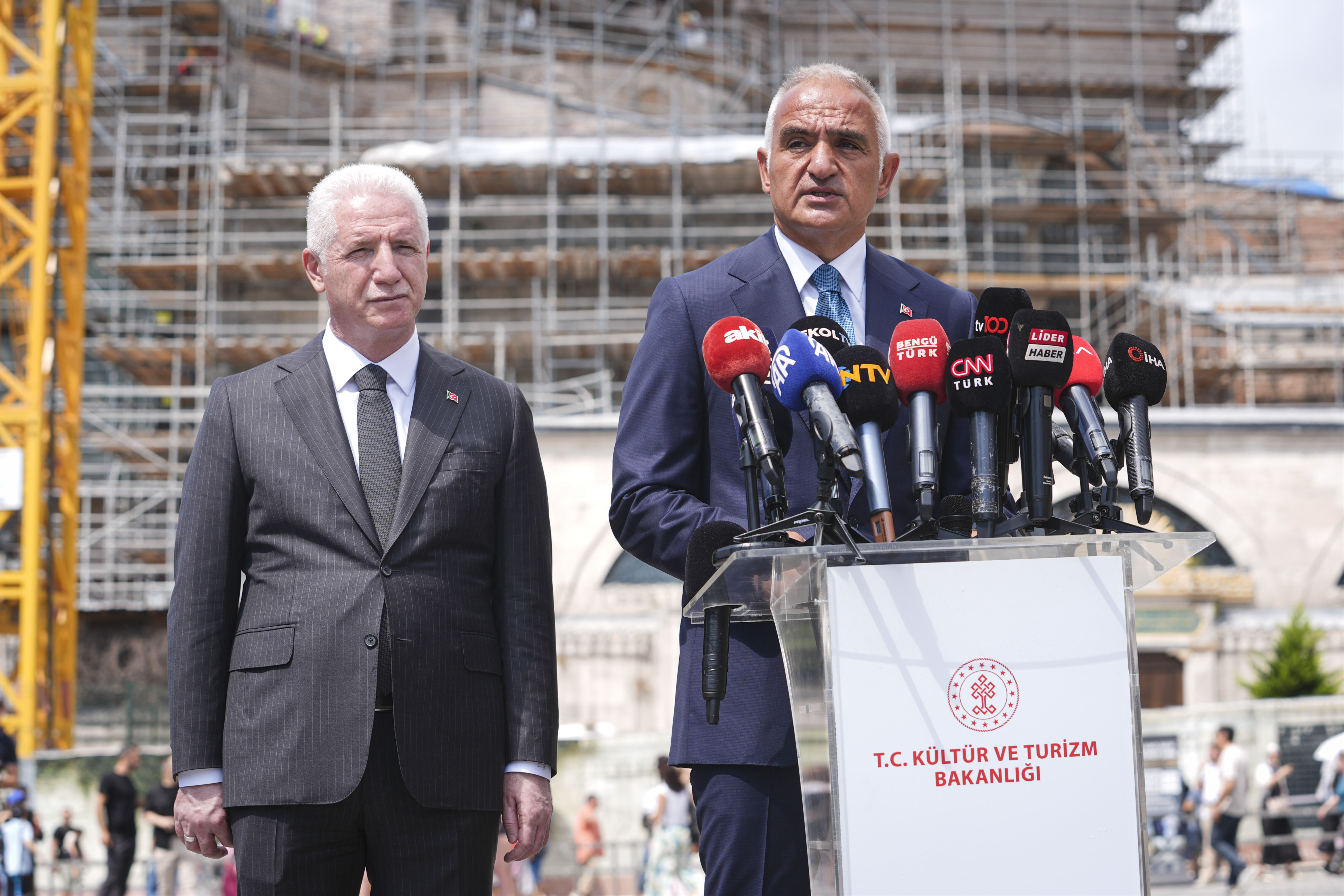 Ayasofya sıkı takip altında! Kadim mabette g&uuml;venlik sıkılaştırıldı... Yapı hareketleri de izleniyor - 1. Resim