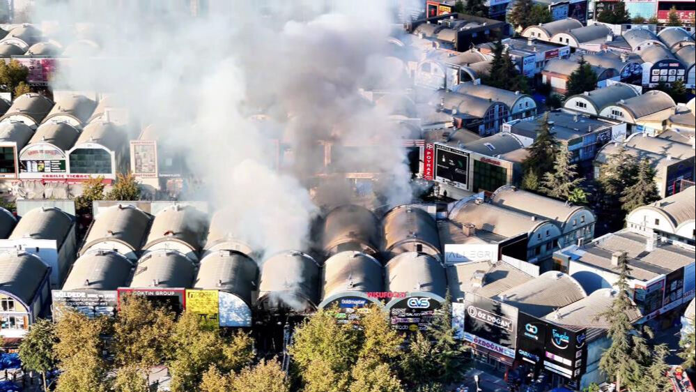 Bağcılar İSTOÇ'ta yangın! Alevler çok sayıda iş yerine sıçradı - 2. Resim