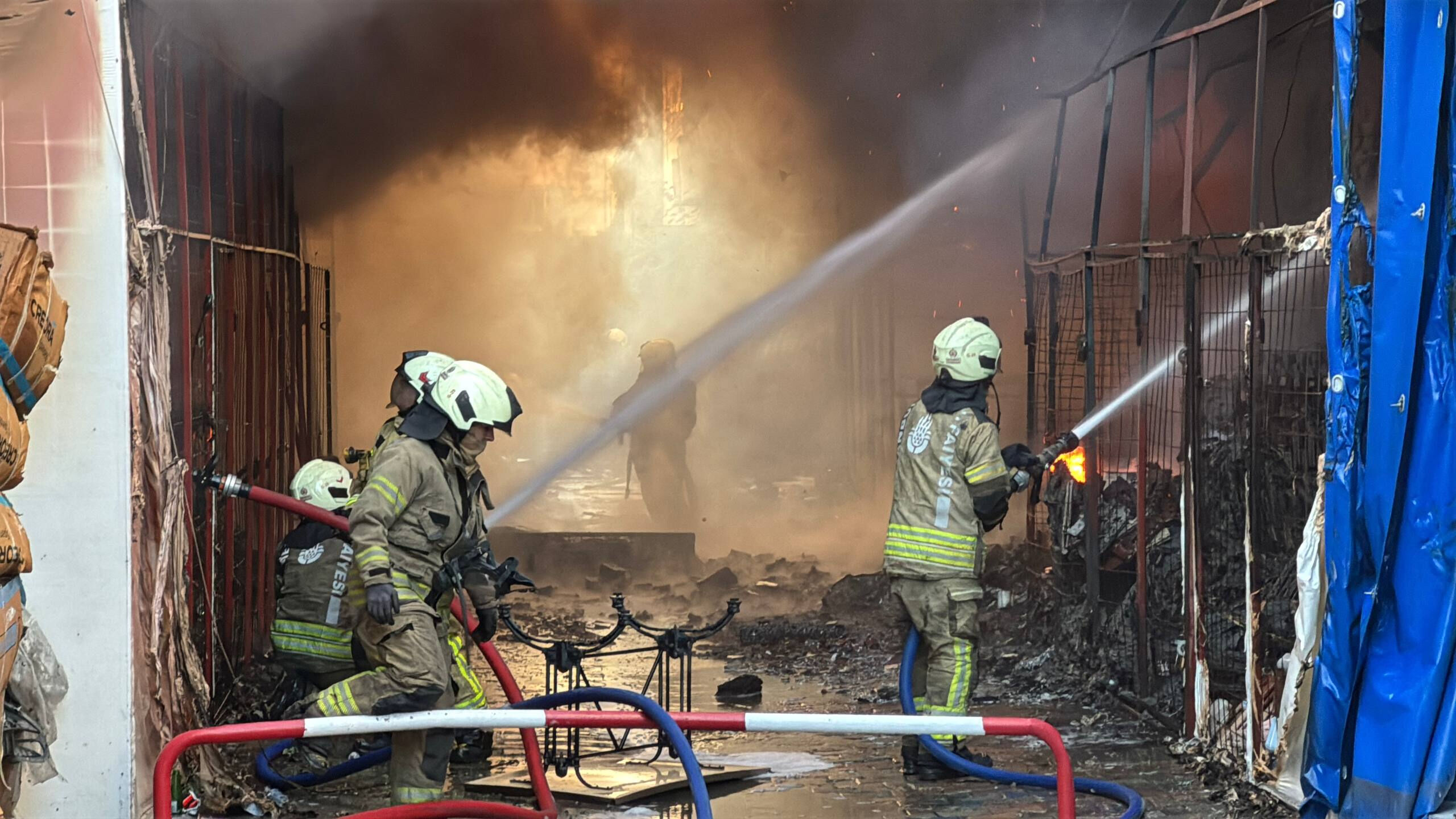 Bağcılar İSTOÇ'ta yangın! Çok sayıda iş yerine sıçrad - 1. Resim