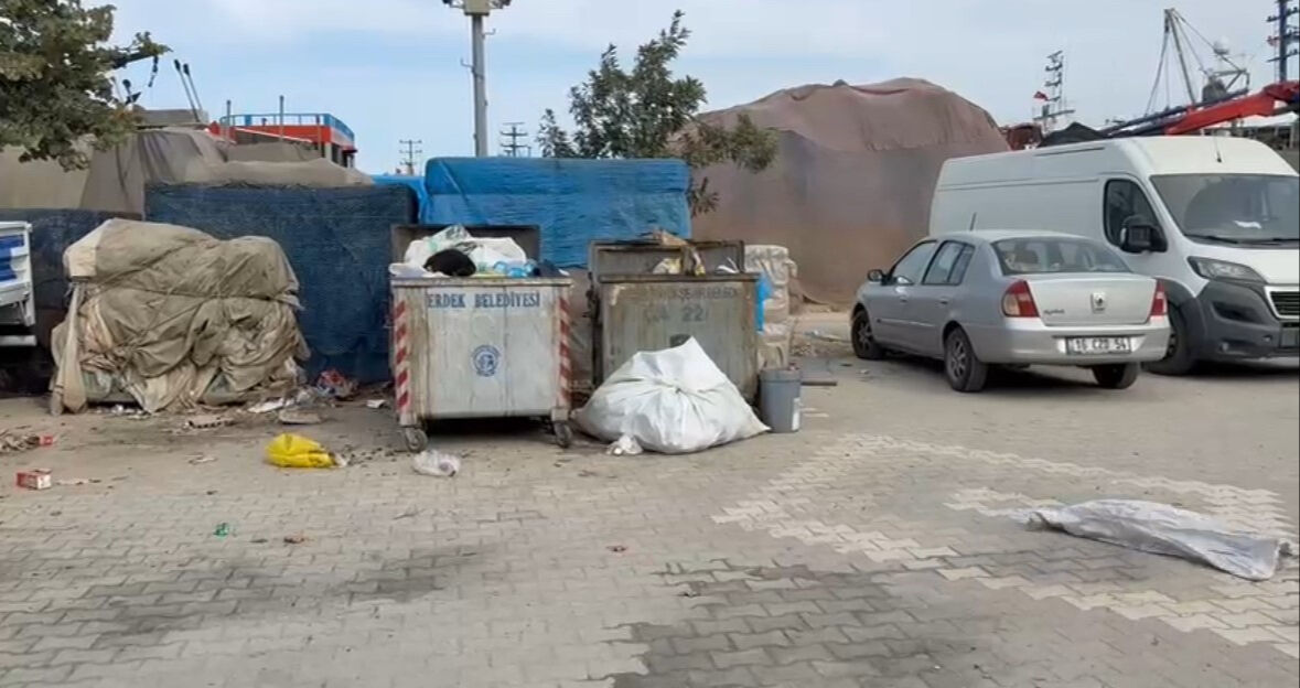 Bu köyde olmaması gereken her şey var! Kanalizasyon suyu, çöp dağları, sanayi atığı... - 1. Resim