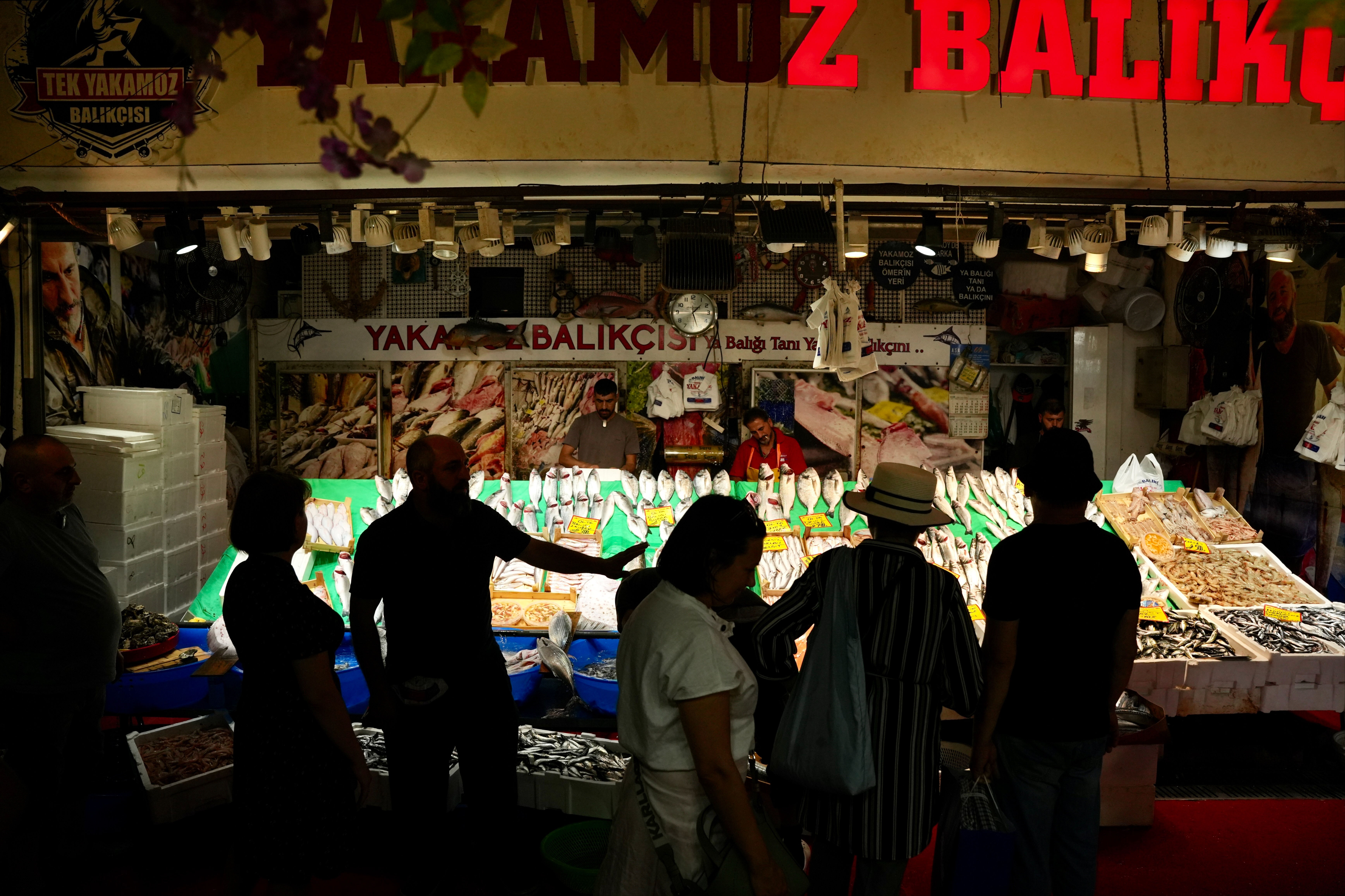 En ucuz balık 200 lira! Av yasağı kalktı, işte tezgahlarda bol olan 2 çeşit - 1. Resim