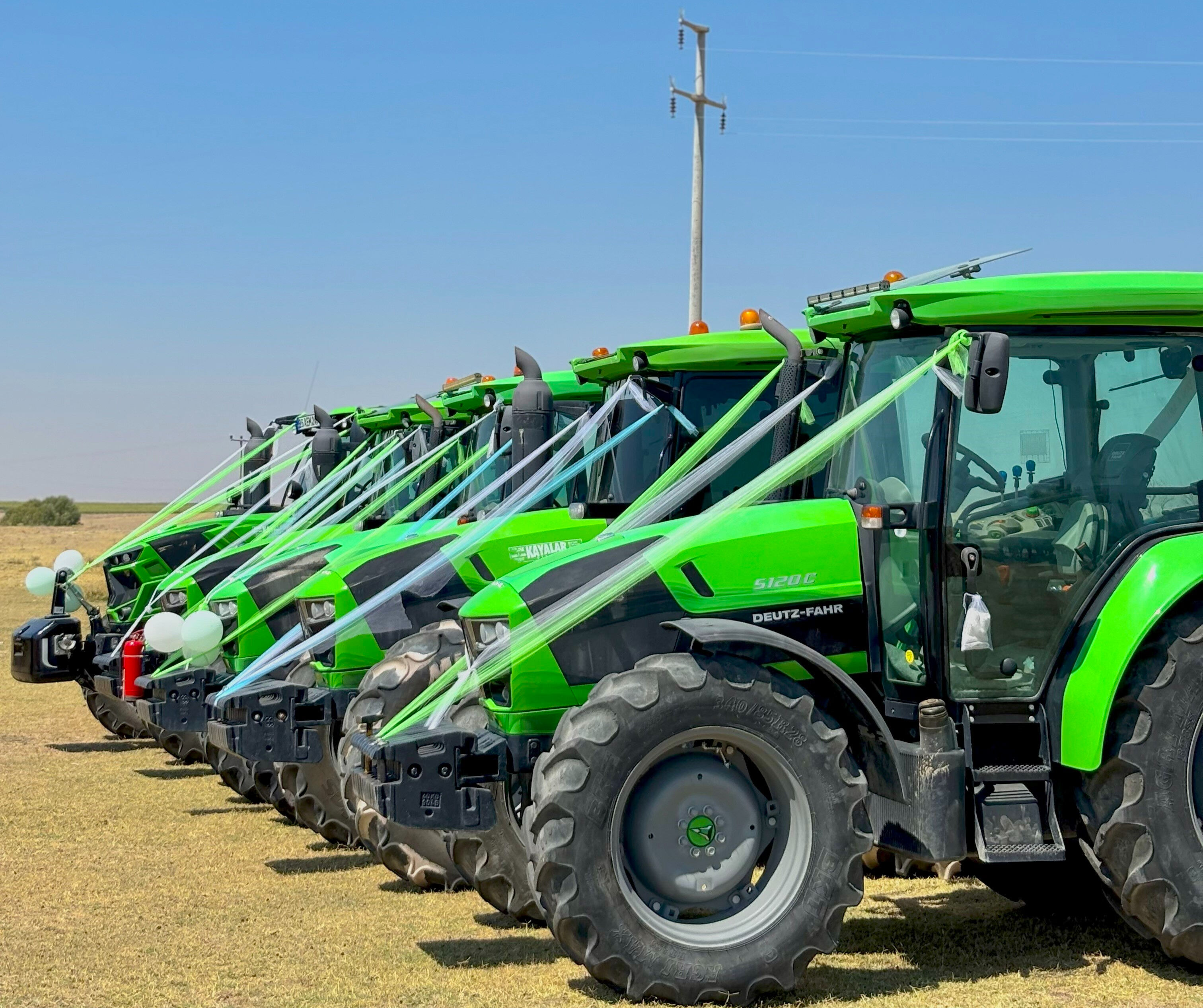 Gelin aracının önünü kesmeye kimse cesaret edemedi! Düğün konvoyunu gören bir daha baktı - 1. Resim