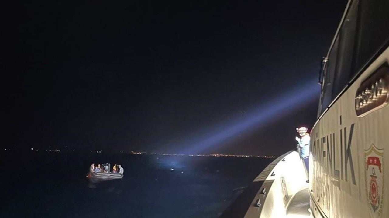 İzmir açıklarında 20 düzensiz göçmen yakalandı İzmir açıklarında 20 düzensiz göçmen yakalandı