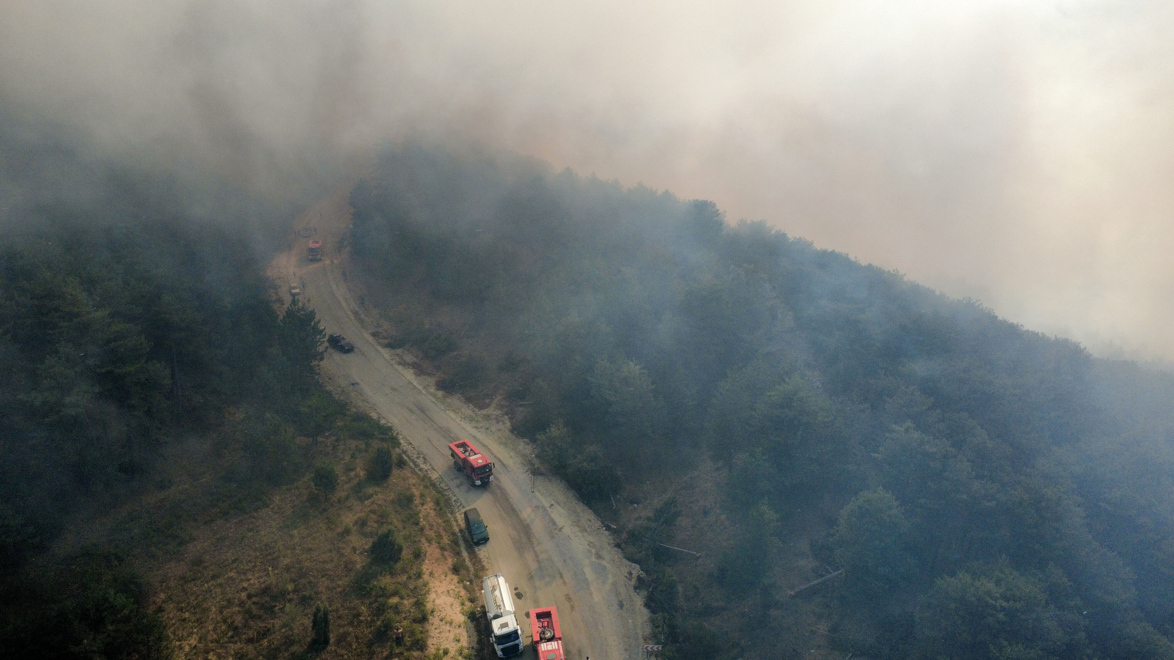 Karabük'teki yangınla mücadele sürüyor! Alevlerin sardığı yol trafiğe kapatıldı - 1. Resim