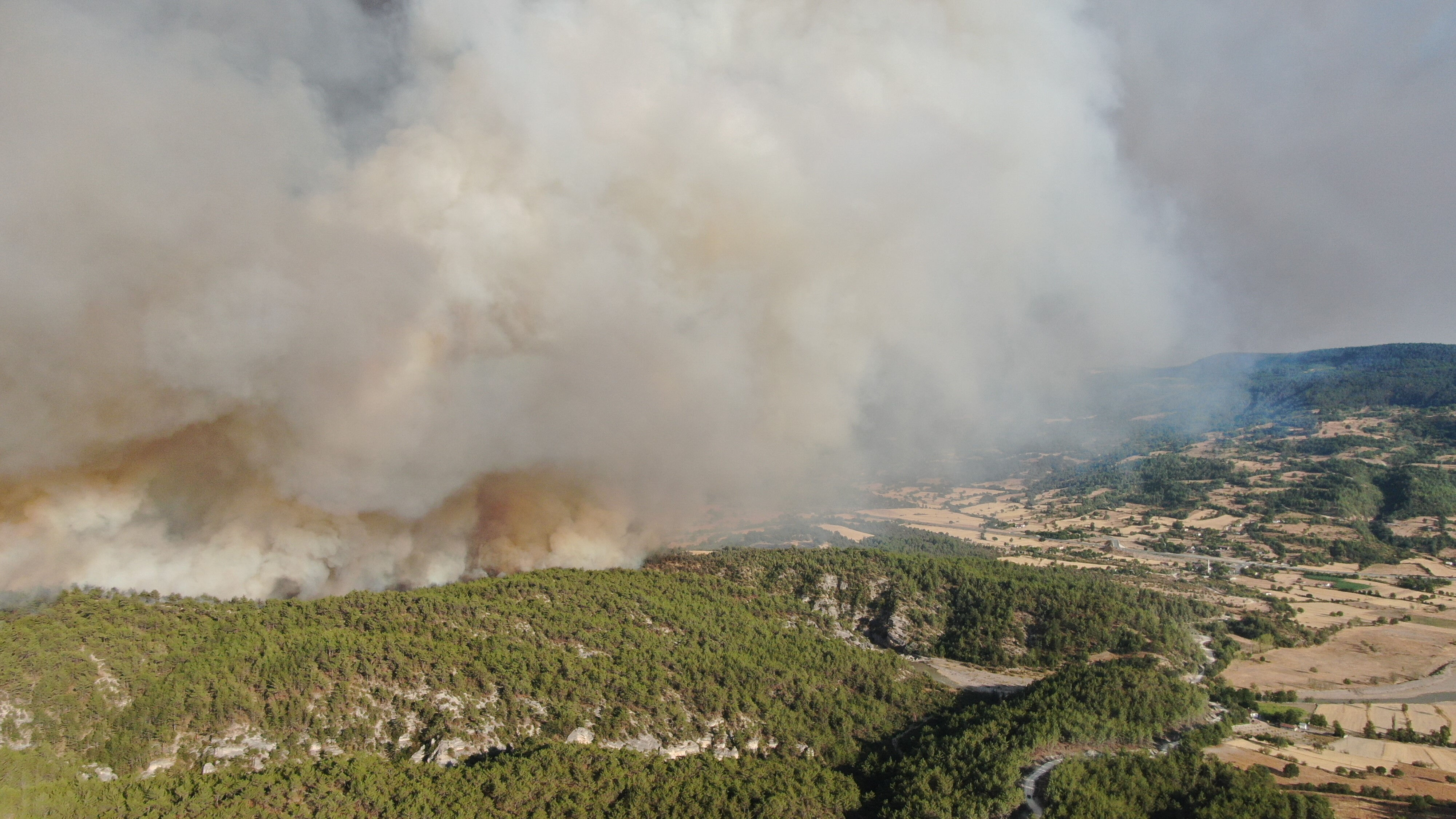 Karabük'teki yangınla mücadele sürüyor! Alevlerin sardığı yol trafiğe kapatıldı - 3. Resim