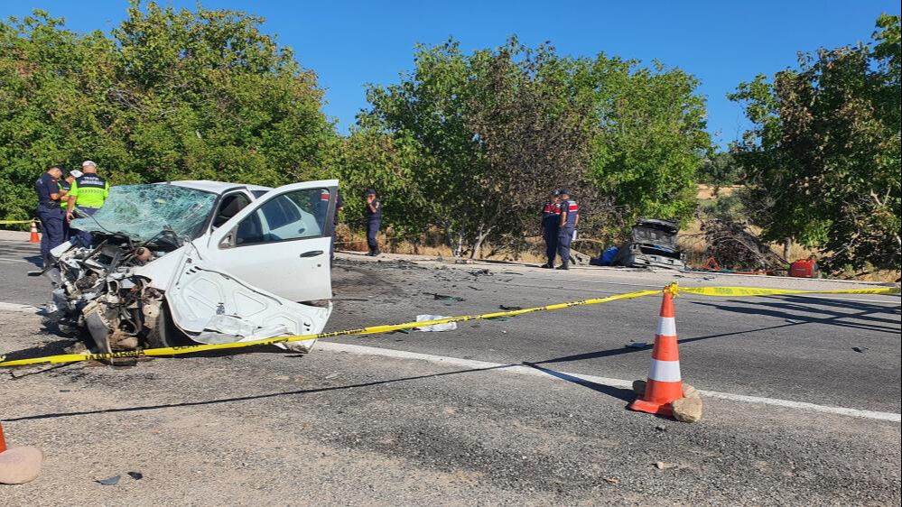 Manisa'da korkunç kaza! Ölü ve yaralılar var - 1. Resim