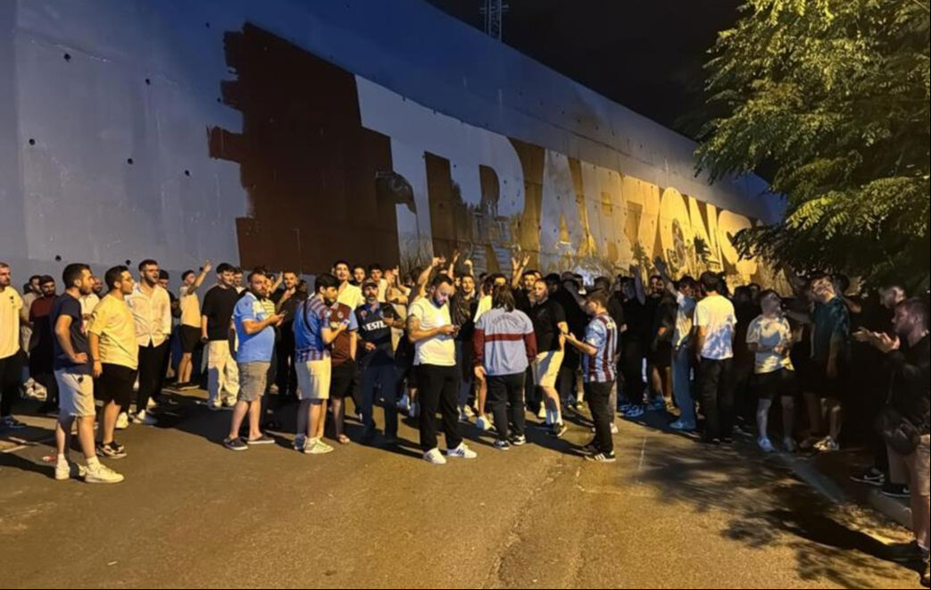 Trabzonspor'da Uğurcan Çakır öfkesi: Taraftar ayağa kalktı, istifa çağrısı - 1. Resim