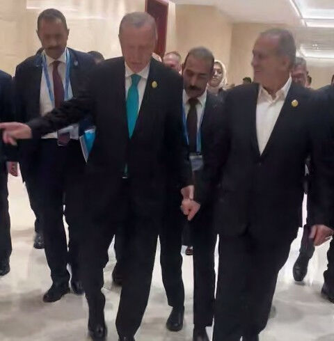 Zirvede gülümseten anlar! Pezeşkiyan davet etti, Erdoğan Fidan'ı işaret etti - 1. Resim