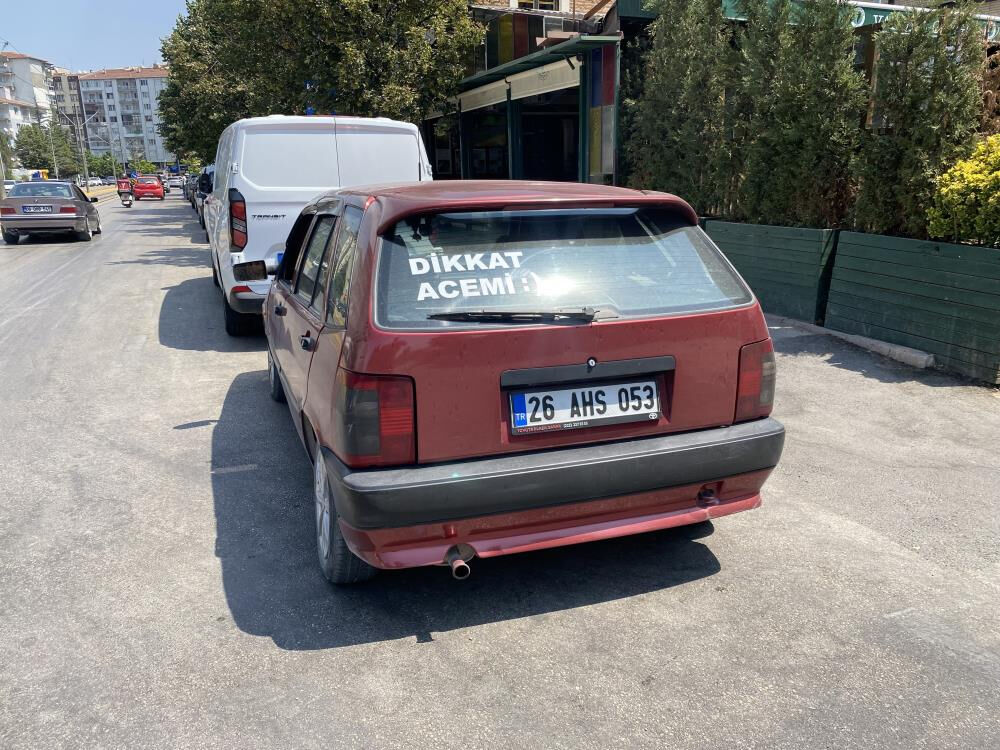 Aracındaki yazıyı gören ondan uzak duruyor! - 1. Resim