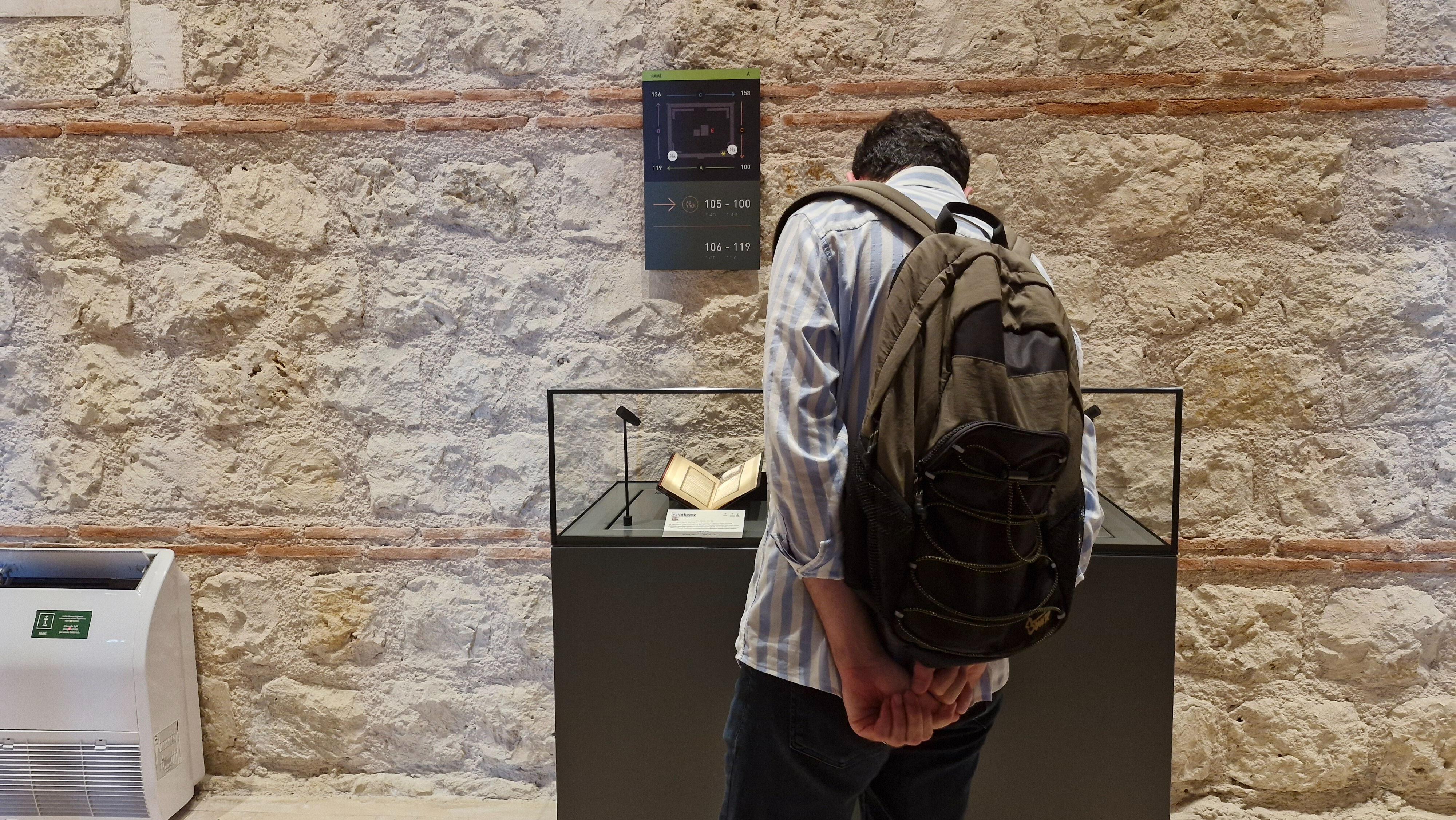 Arlasez'in koleksiyonu sergileniyor! Sokaklardan toplanan eserler g&uuml;n y&uuml;z&uuml;ne &ccedil;ıktı - 2. Resim