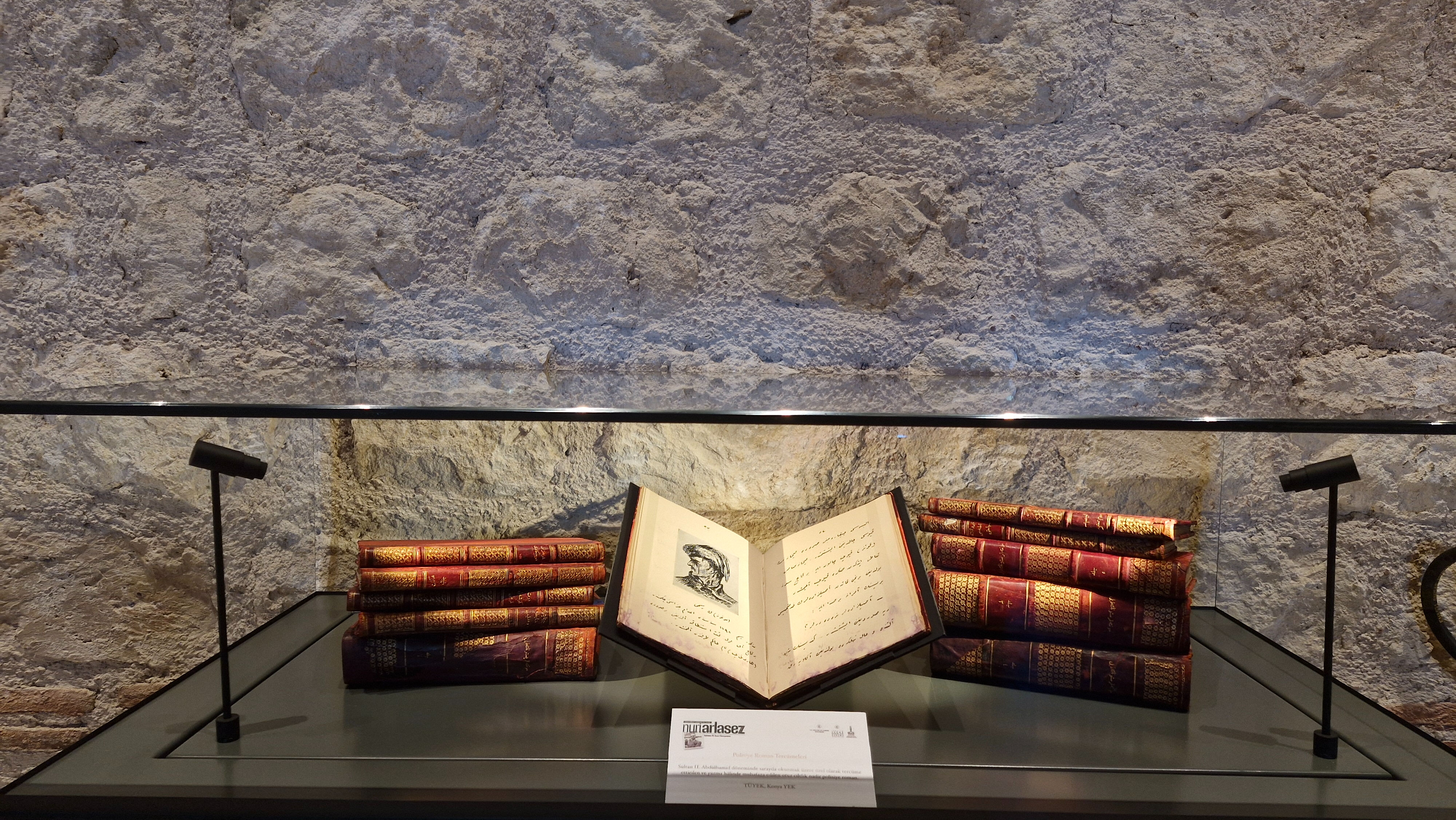 Arlasez'in koleksiyonu sergileniyor! Sokaklardan toplanan eserler g&uuml;n y&uuml;z&uuml;ne &ccedil;ıktı - 1. Resim