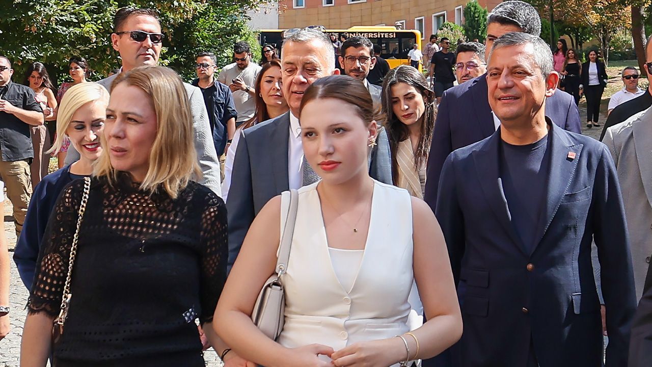 "Baba emaneti" Nehir'i üniversite kaydına götürdü! Veli olarak imza attı "Baba emaneti" Nehir'i üniversite kaydına götürdü! Veli olarak imza attı