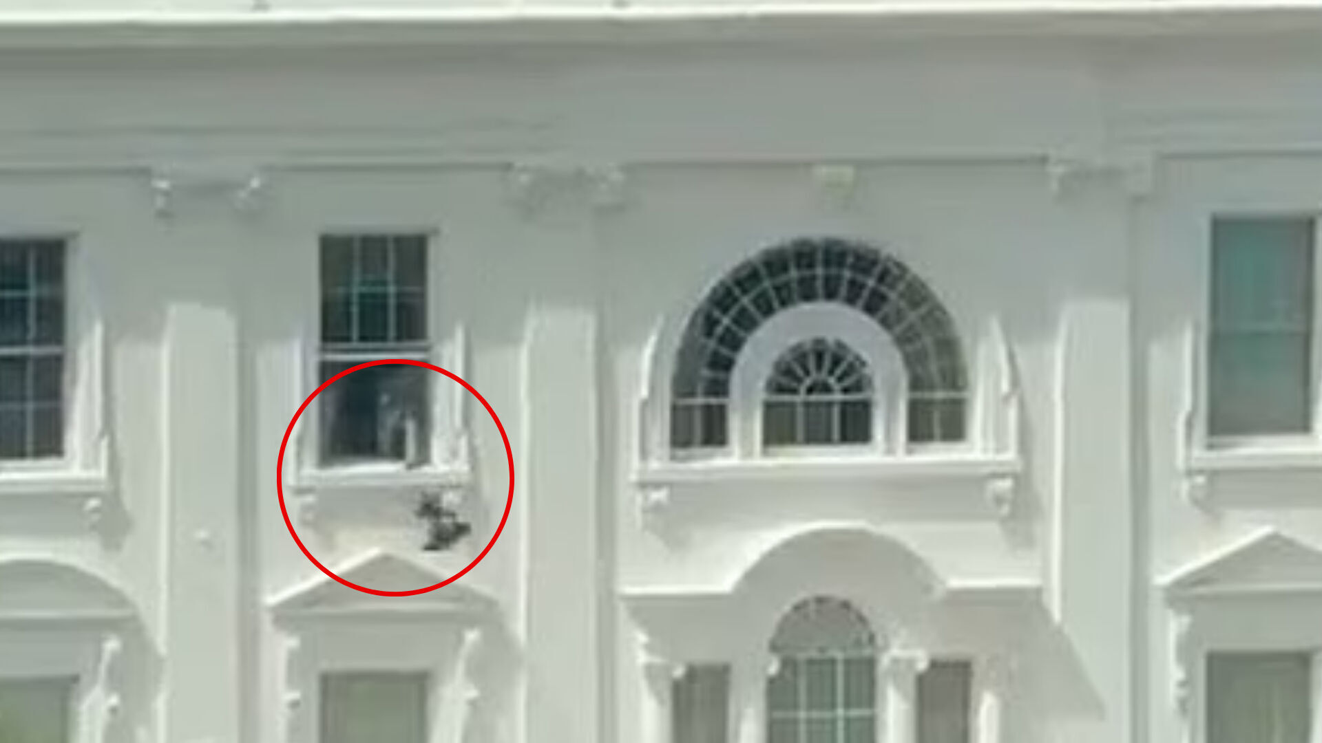 Beyaz Saray'ın camından fırlatılmıştı! Gizemli g&ouml;r&uuml;nt&uuml;ye ilişkin Trump'tan a&ccedil;ıklama - 1. Resim