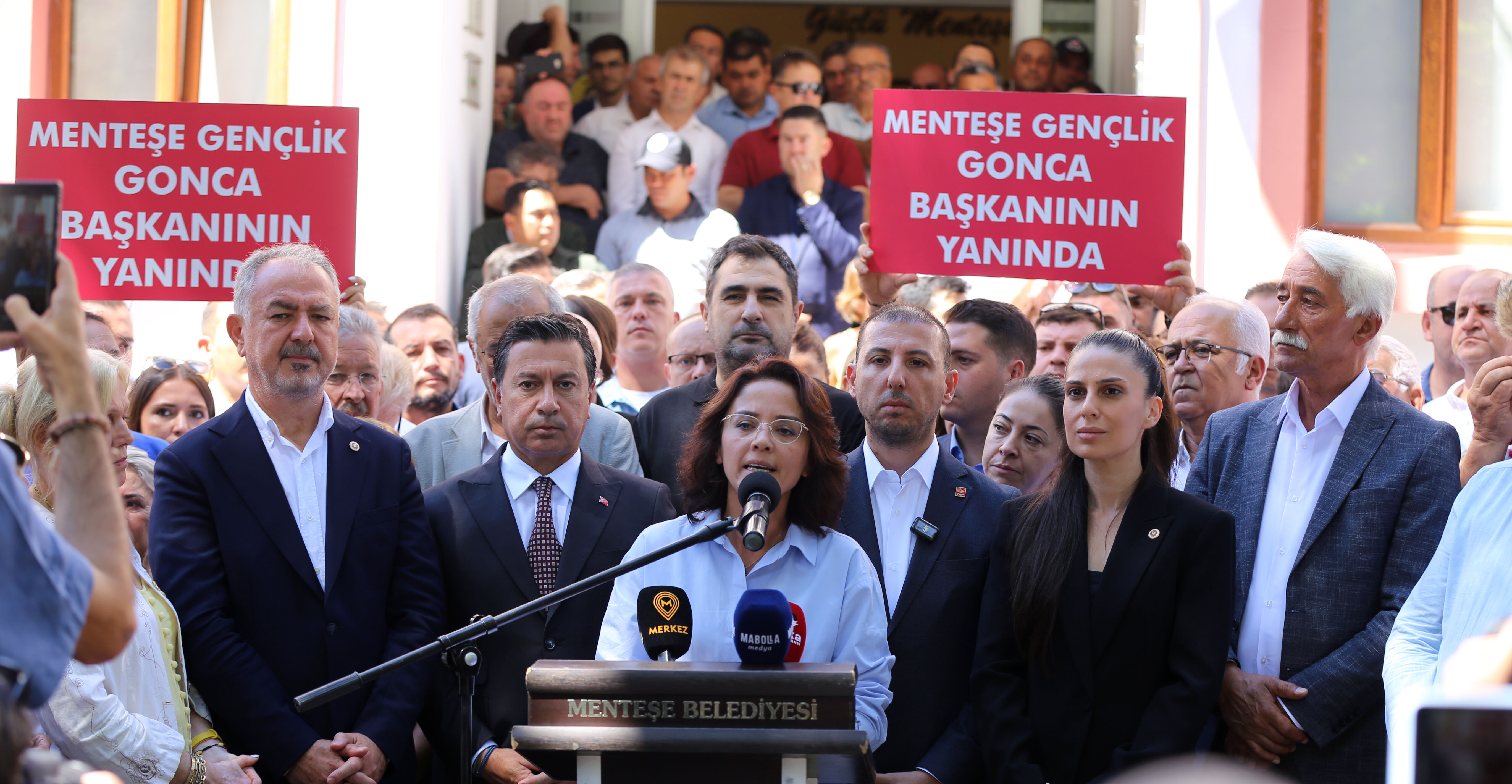 CHP'li belediye başkanının aile evine molotoflu saldırıda 'kırmızı bülten' kararı - 1. Resim