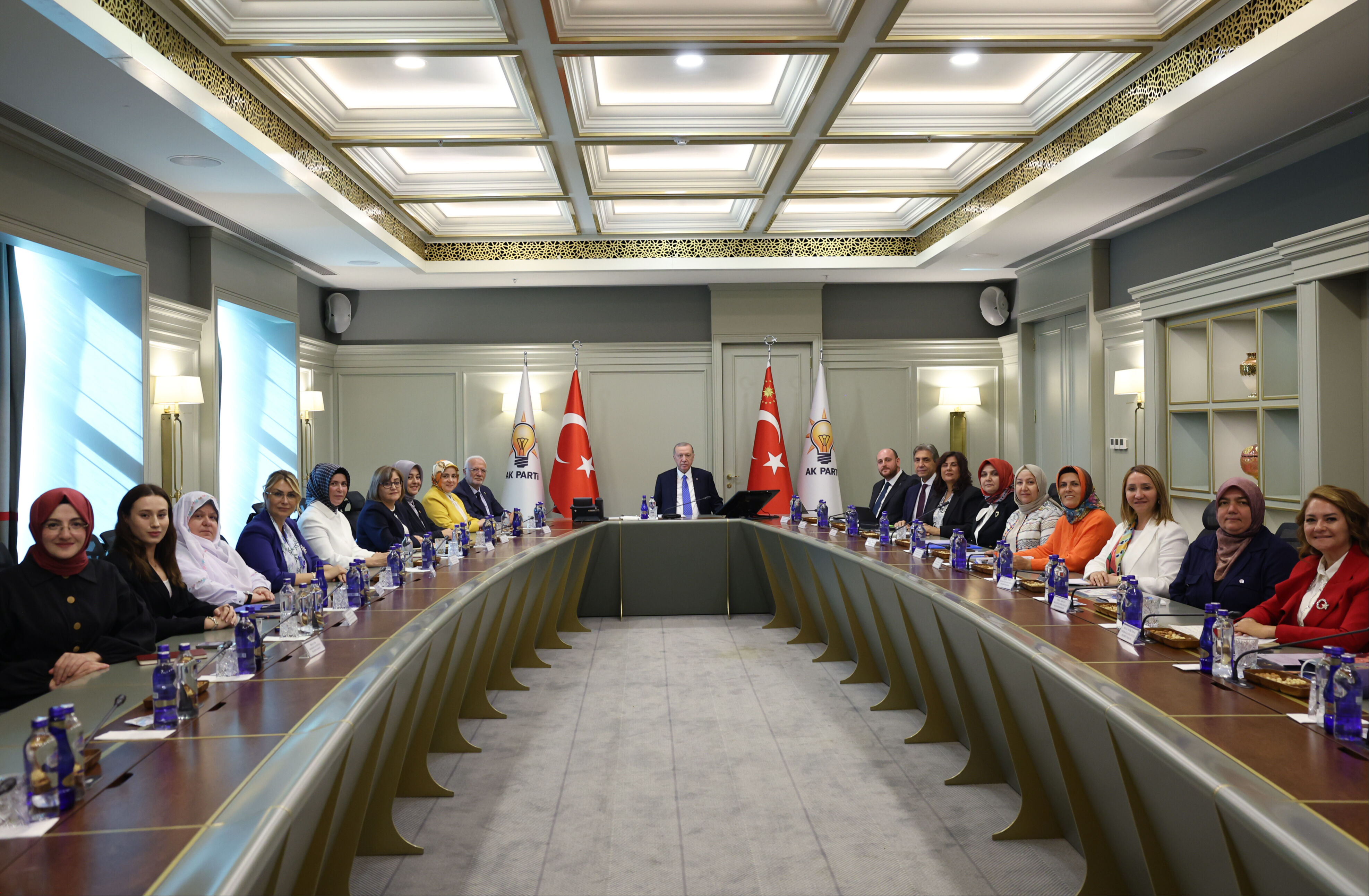 Cumhurbaşkanı Erdoğan, kadın belediye başkanlarını kabul etti! Bir fotoğraf ise gündem oldu - 2. Resim