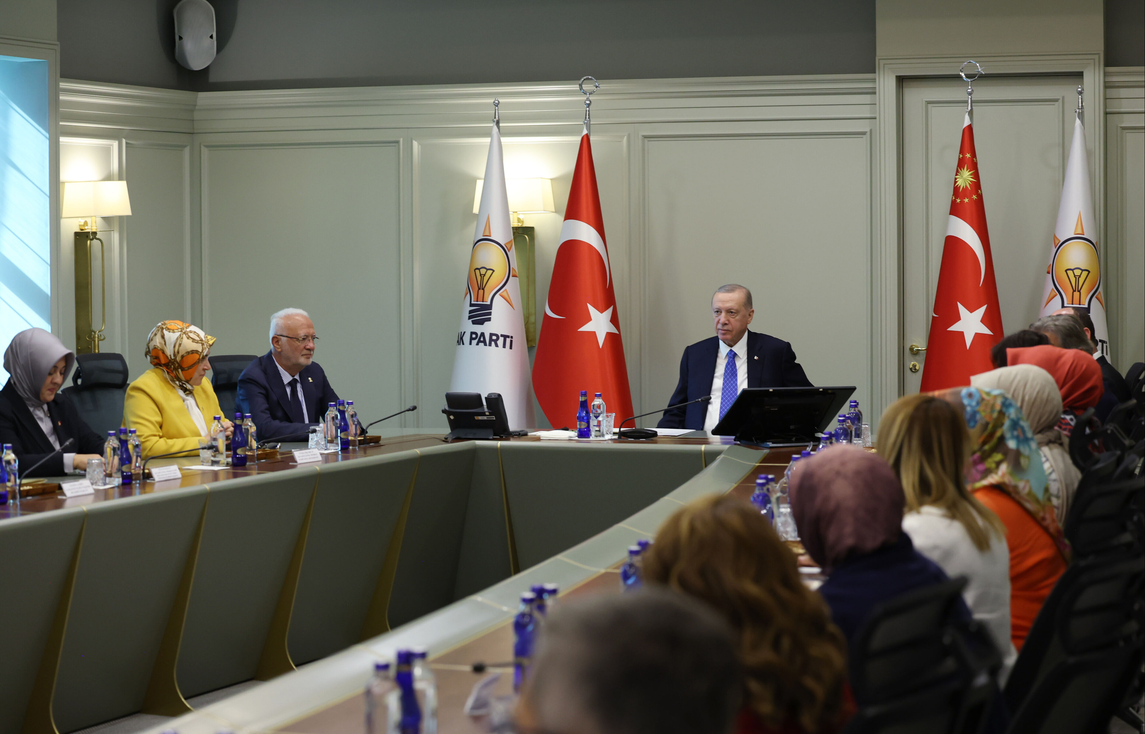 Cumhurbaşkanı Erdoğan, kadın belediye başkanlarını kabul etti! Bir fotoğraf ise gündem oldu - 1. Resim