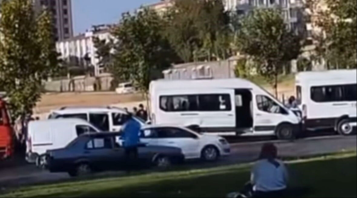 Gaziantep'te 7 araç birbirine girdi! Yaralılar var Gaziantep'te 7 araç birbirine girdi! Yaralılar var - 1. Resim