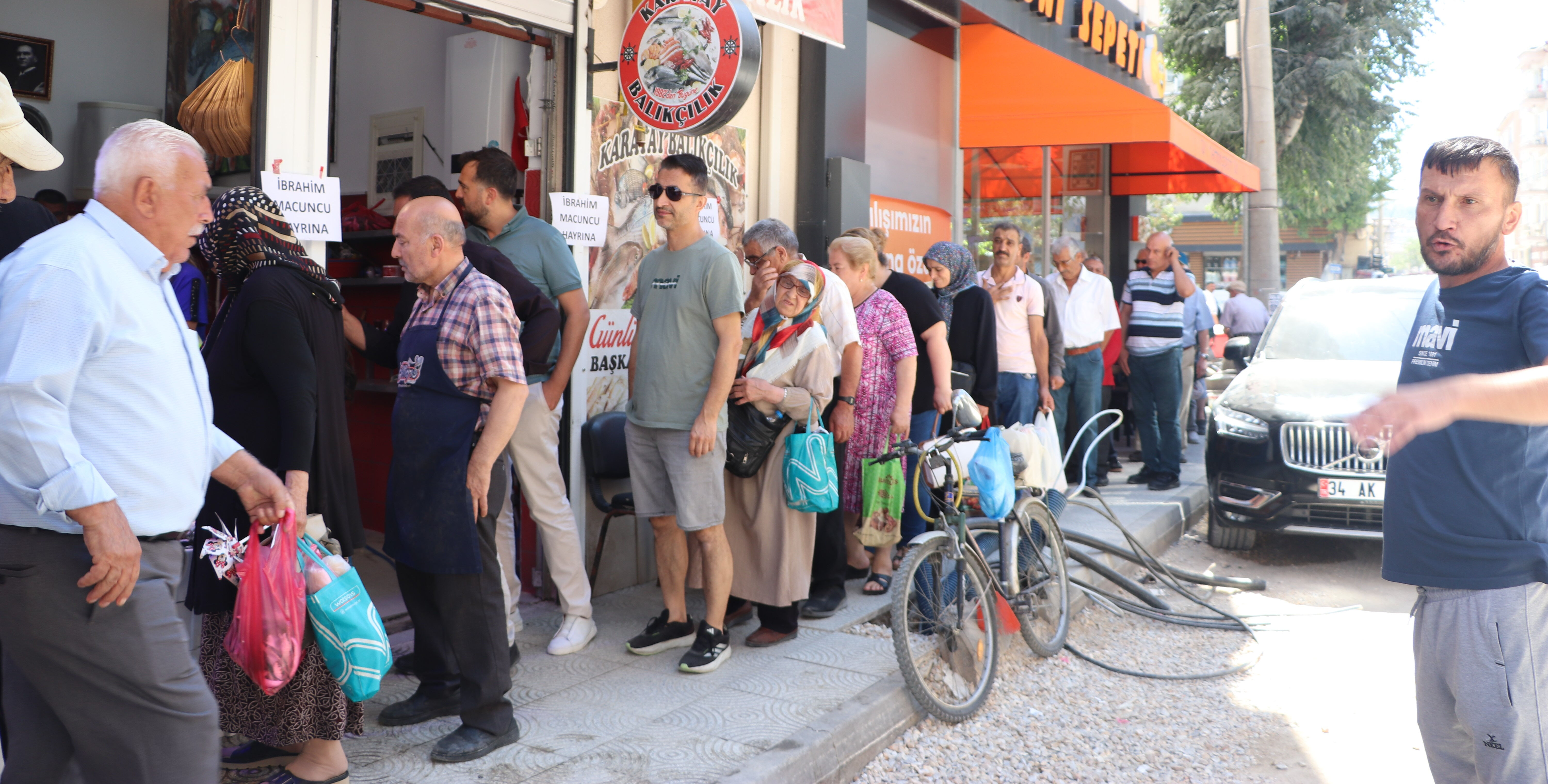 G&ouml;renler şaşırıp kaldı! Kandil diye 1 ton hamsiyi &uuml;cretsiz dağıttı - 2. Resim