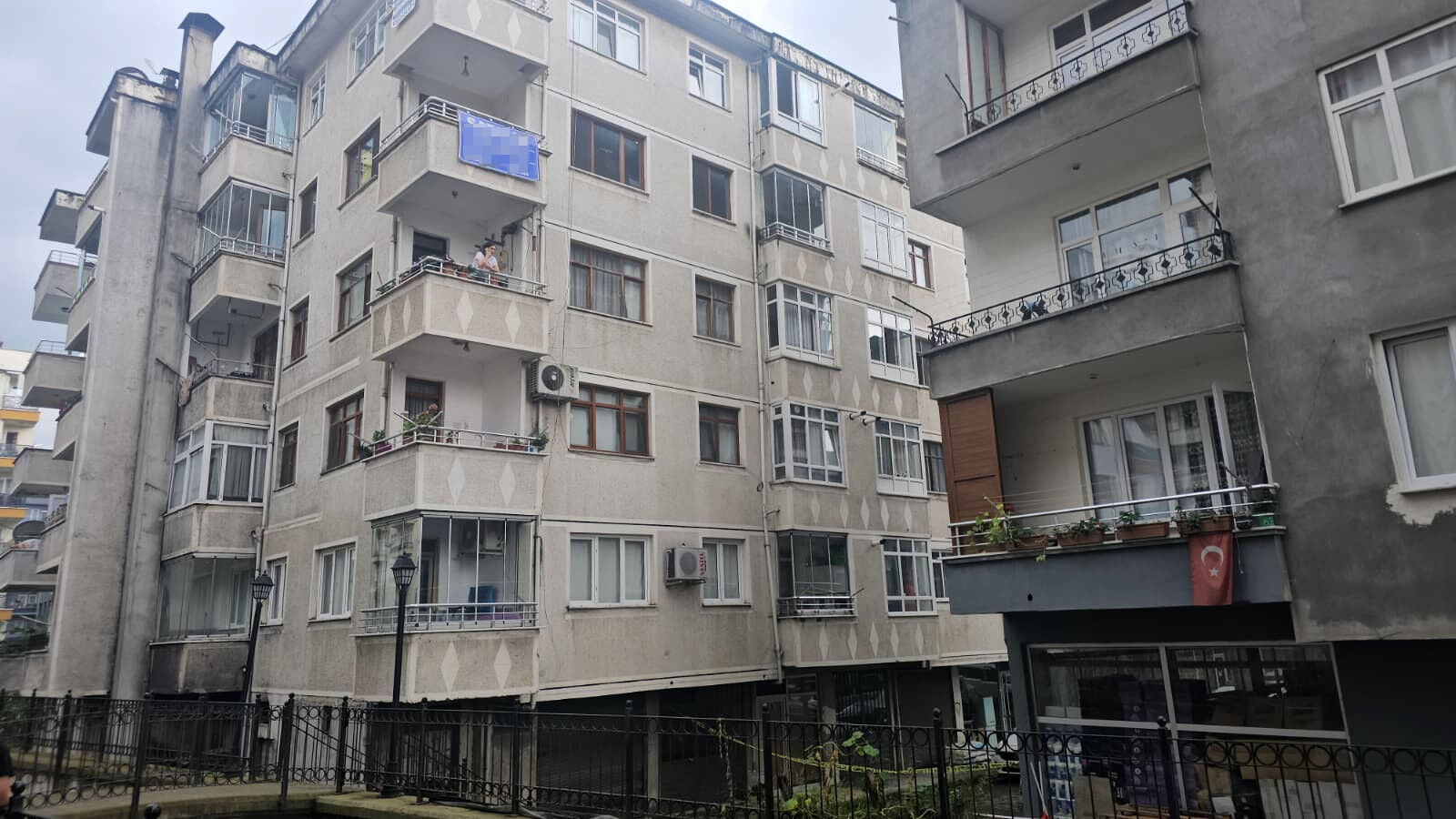 Günün en acı haberi: 10 günlük bebek 5. kattan düşerek can verdi! Babasının kucağındaymış... - 1. Resim